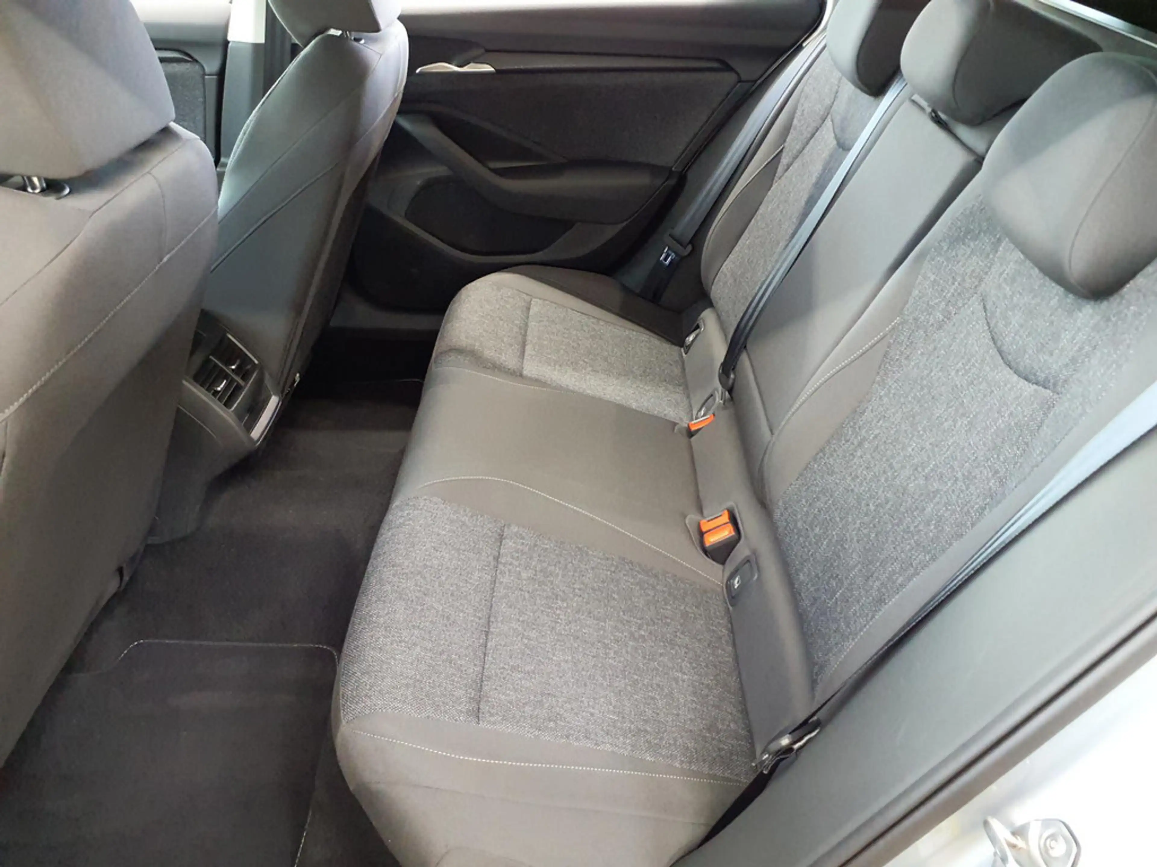 Skoda Superb 2.0 TDI Essence SHZ ACC LED NAVI AHK — photo 8