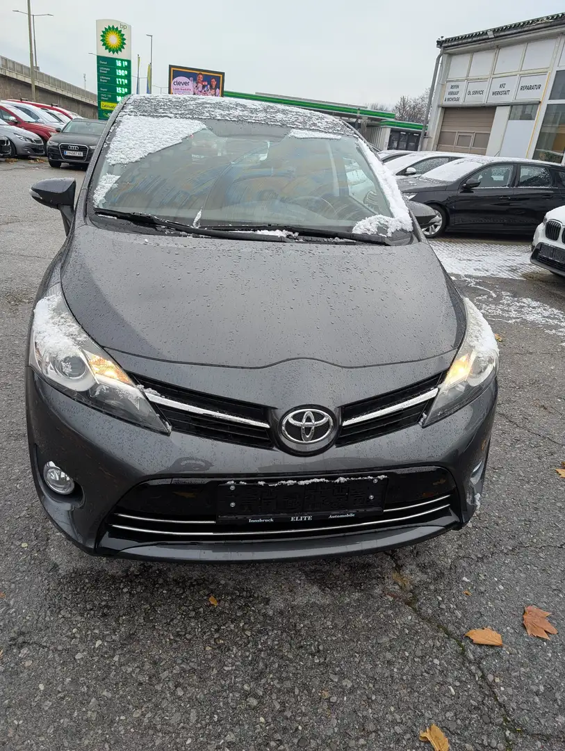 Toyota Verso 7 Sitzer NAVI Gris - 1