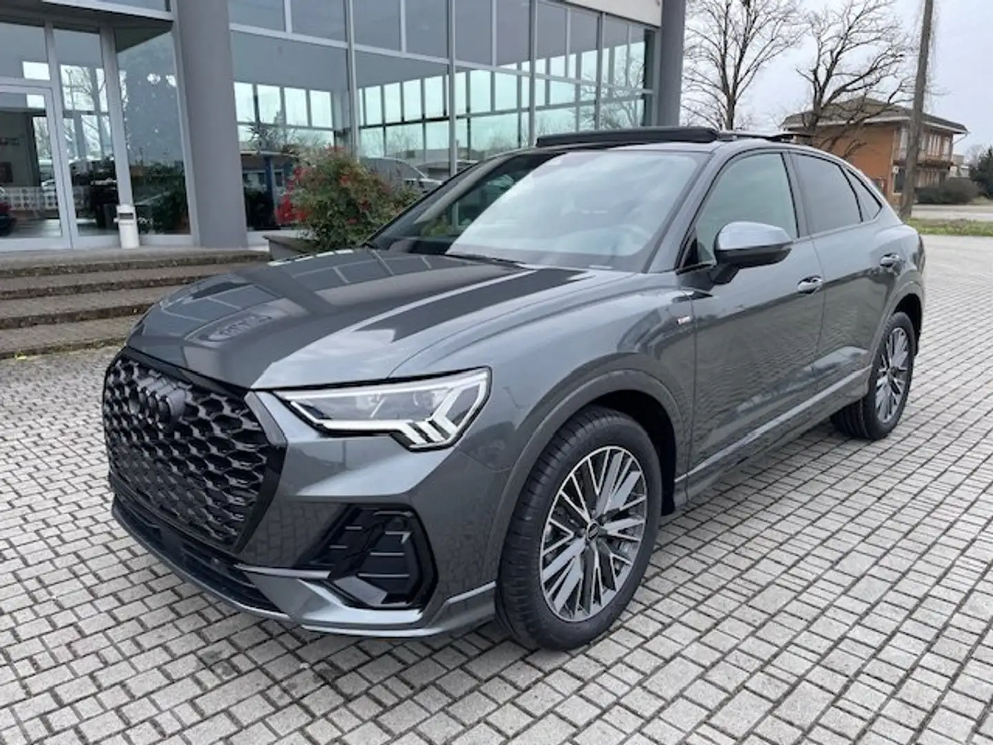 Audi Q3 SPB Sportback 35 TFSI S tronic S Line TETTO/BLACKP Gris - 2