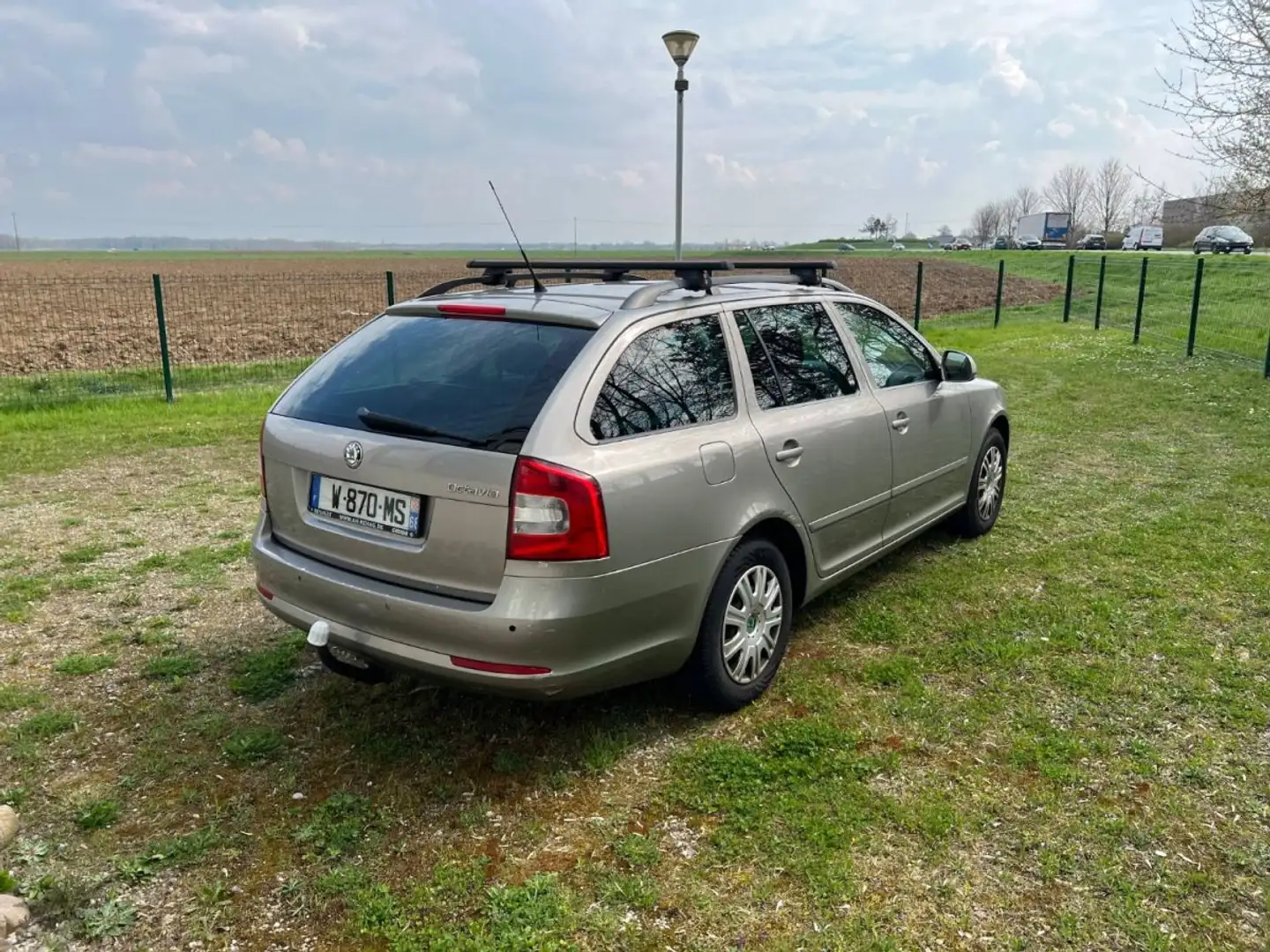 Skoda Octavia 1.6 102cv 5 portes Gri - 1