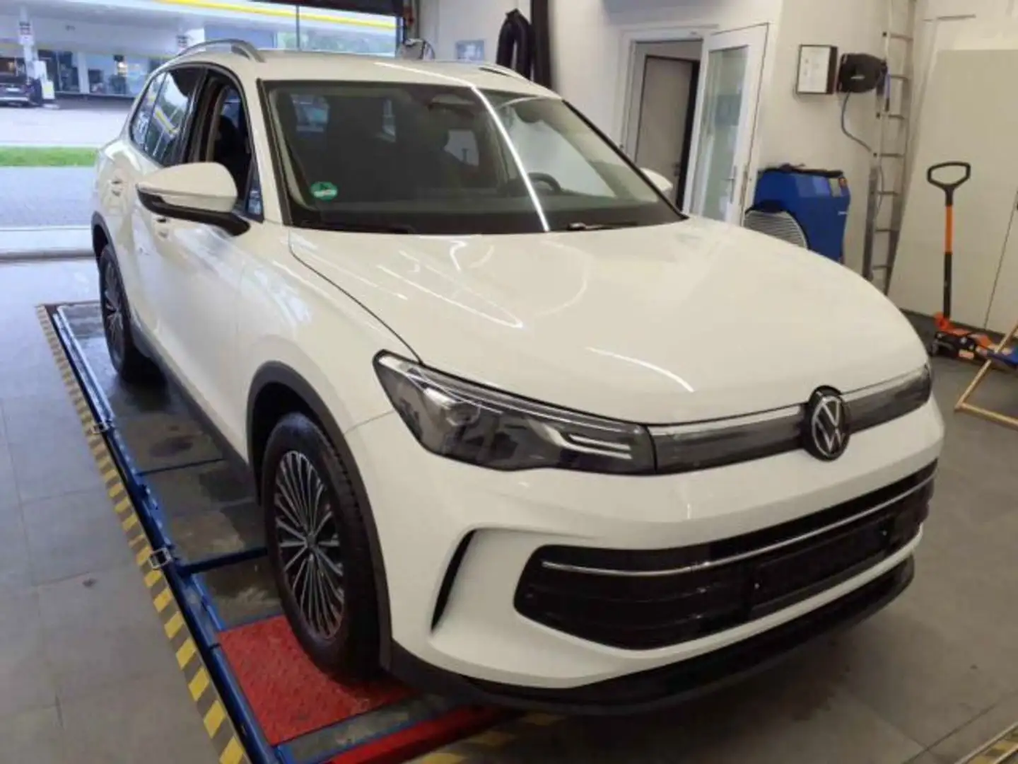 Volkswagen Tiguan 1.5 eTSI DSG Life Navi Kamera ACC LED SHZ Weiß - 2