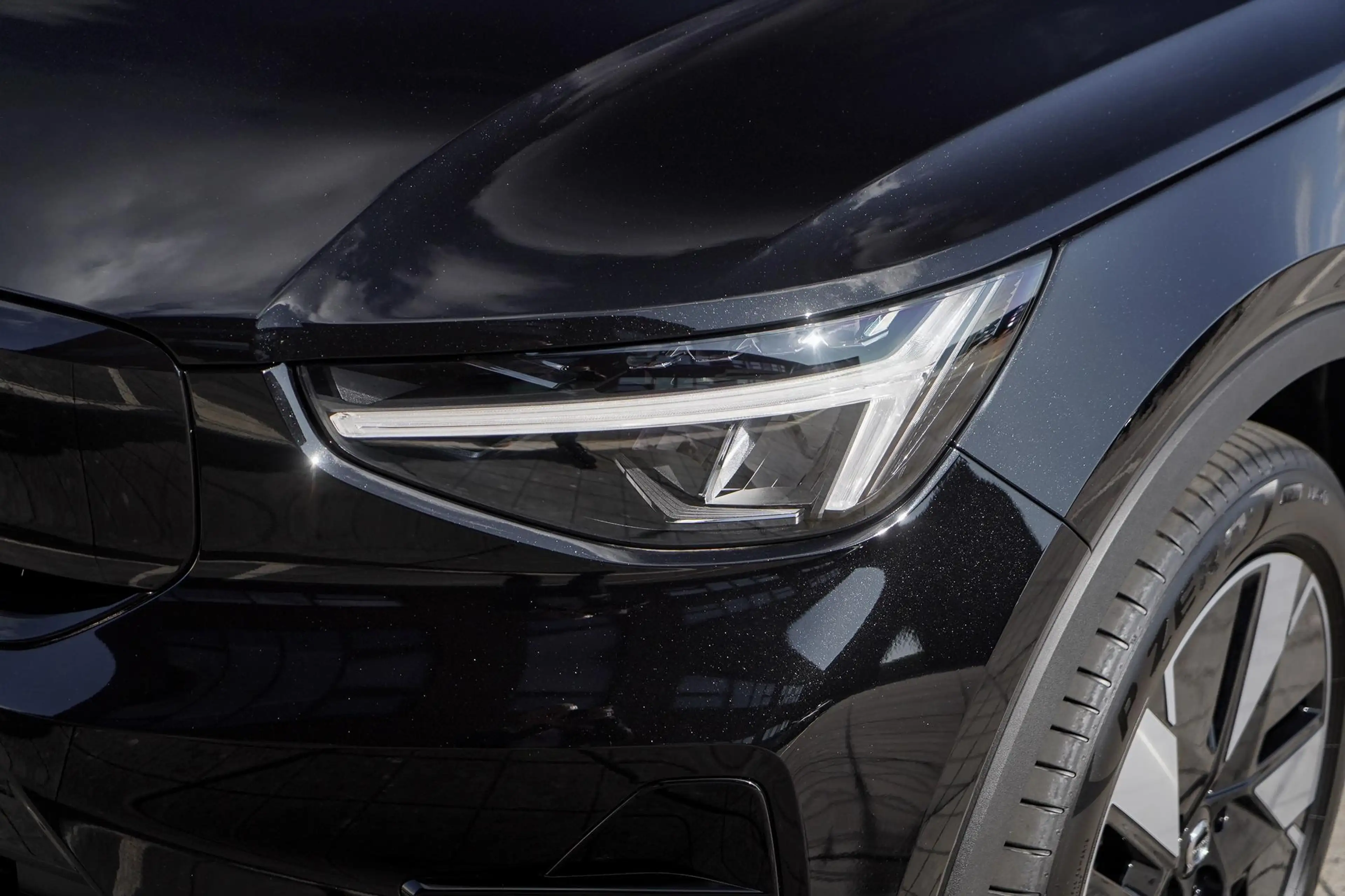 Volvo EX40 Single Motor Extended Range Plus Europa 82 kWh Pan — photo 4