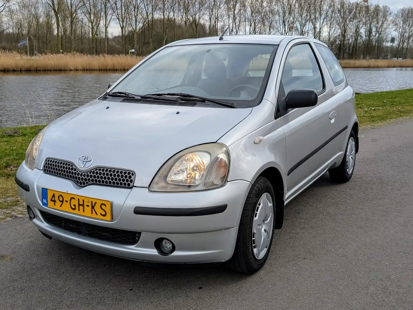 Toyota Yaris 1.3-16V VVT-i | Betrouwbaar & goedkoop - Lage KMs Gris - 1