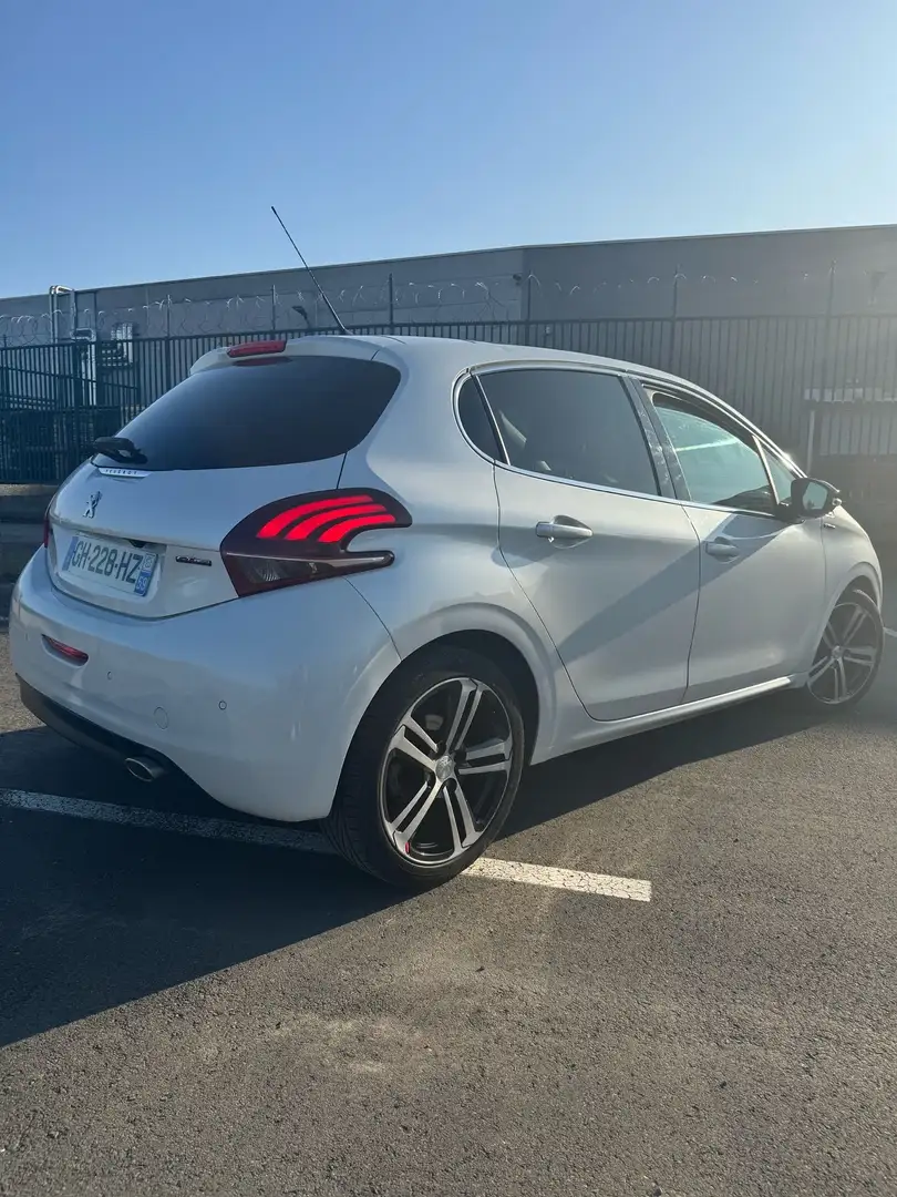 Peugeot 208 - 1