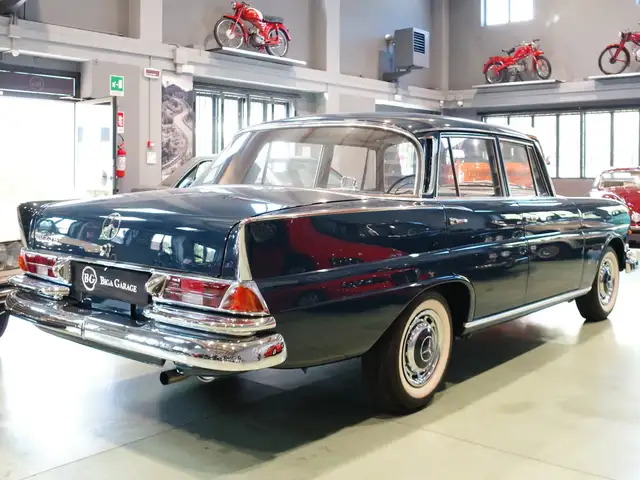 Mercedes-Benz 220