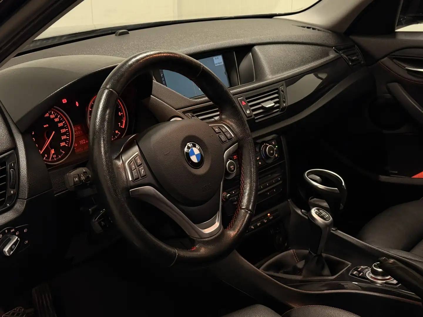 BMW X1 xDrive20i High Executive | Pano | Stoelverwarming Černá - 2