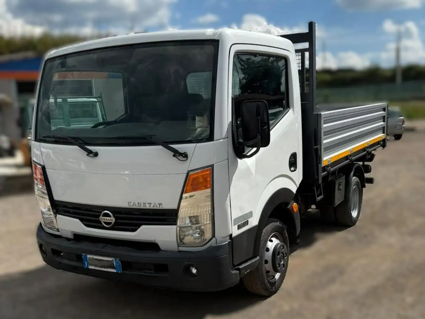 Nissan Cabstar Blanc - 1