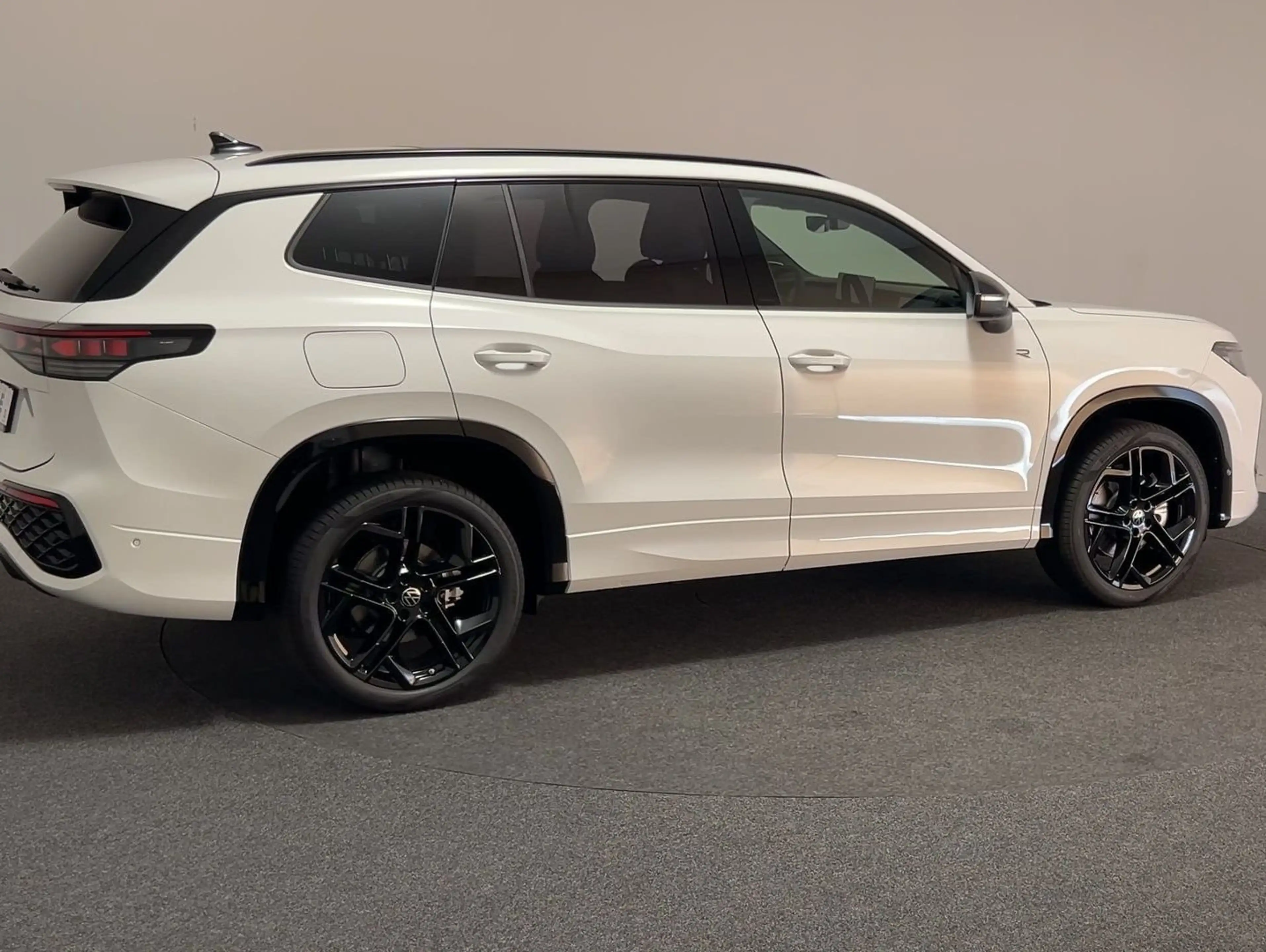 Volkswagen Tayron 1.5 eHybrid R-Line CarPlay Pano Black — photo 6