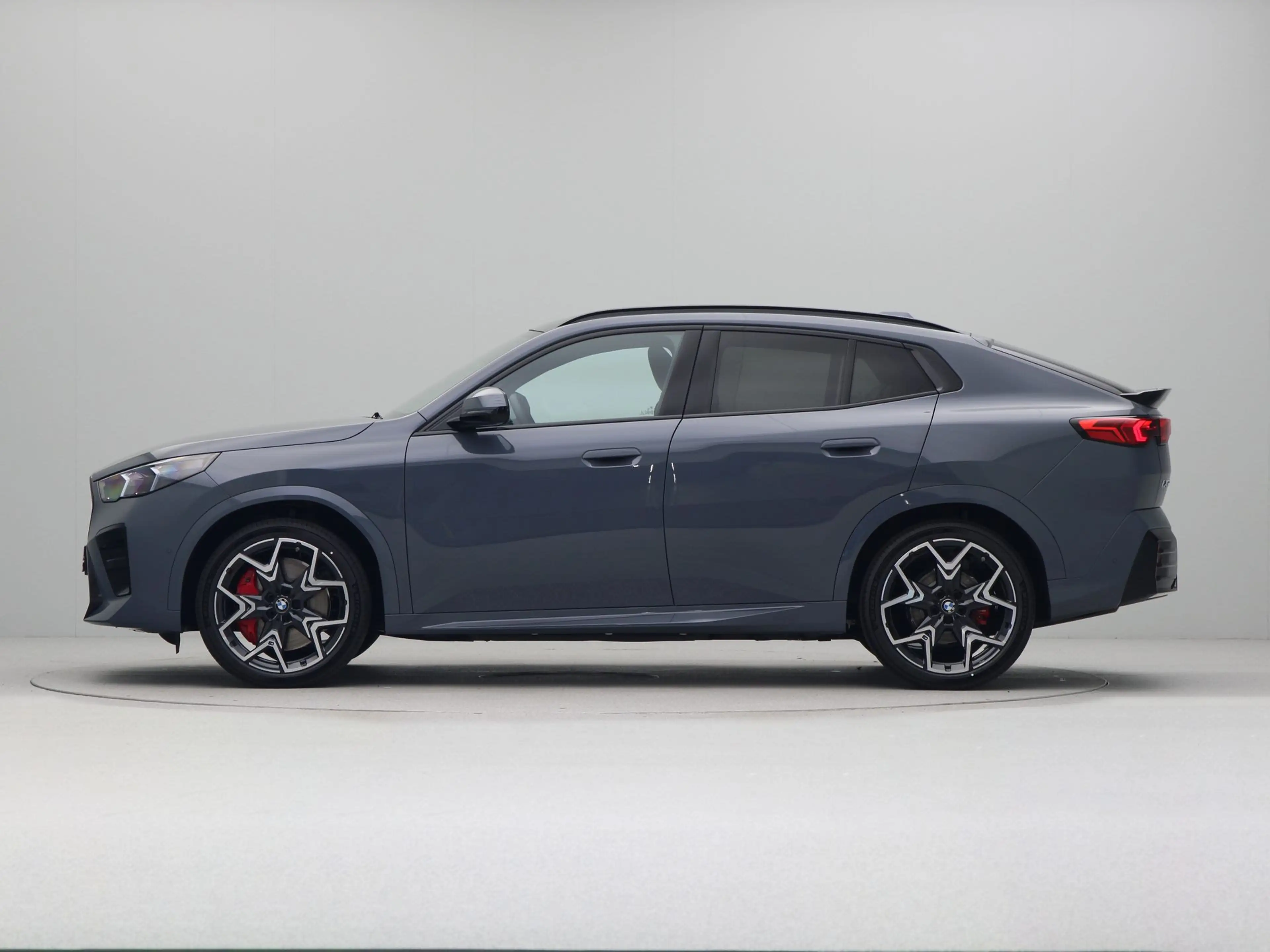 BMW iX2 eDrive20 67 kWh — photo 11
