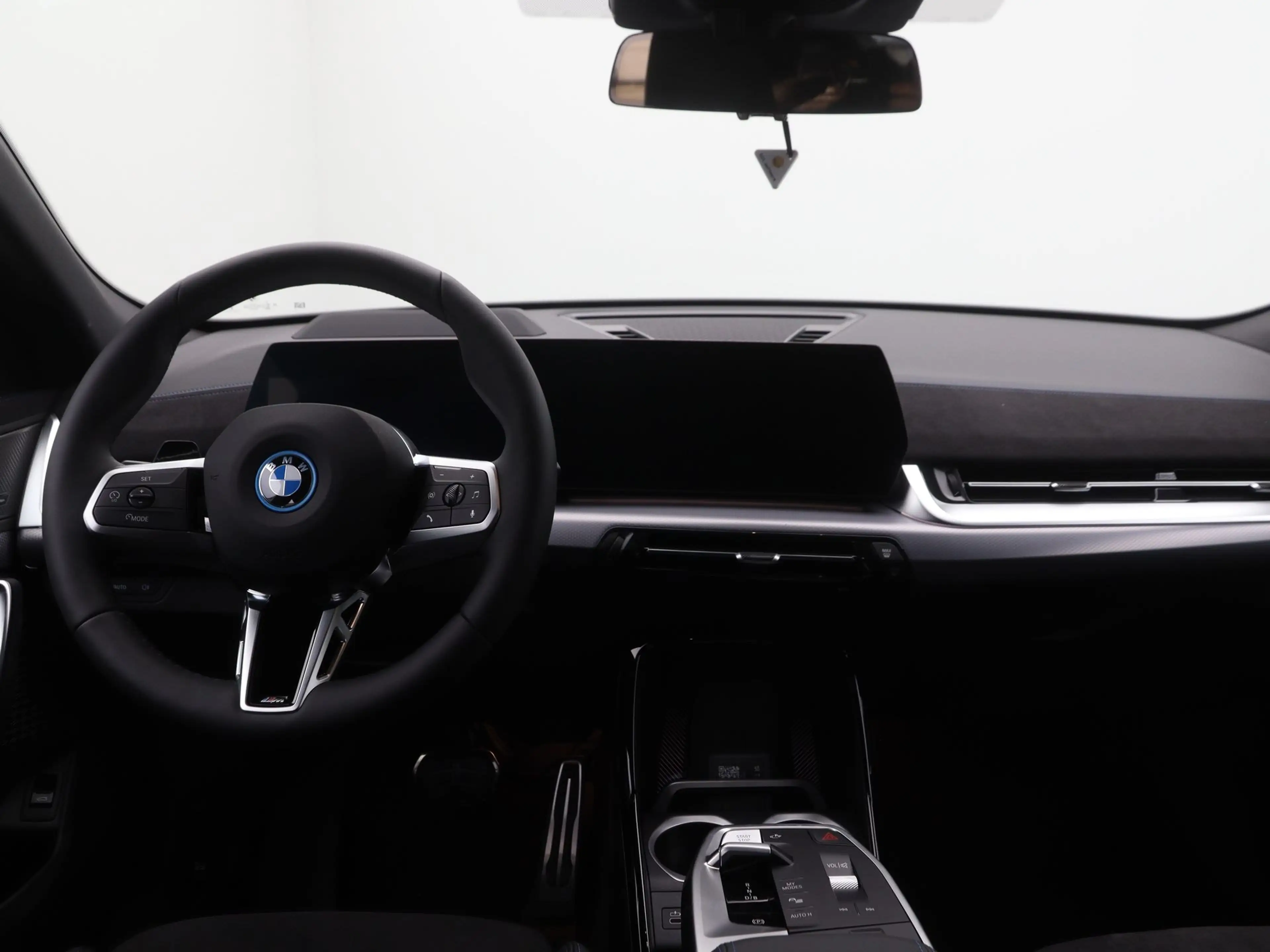 BMW iX2 eDrive20 67 kWh — photo 12