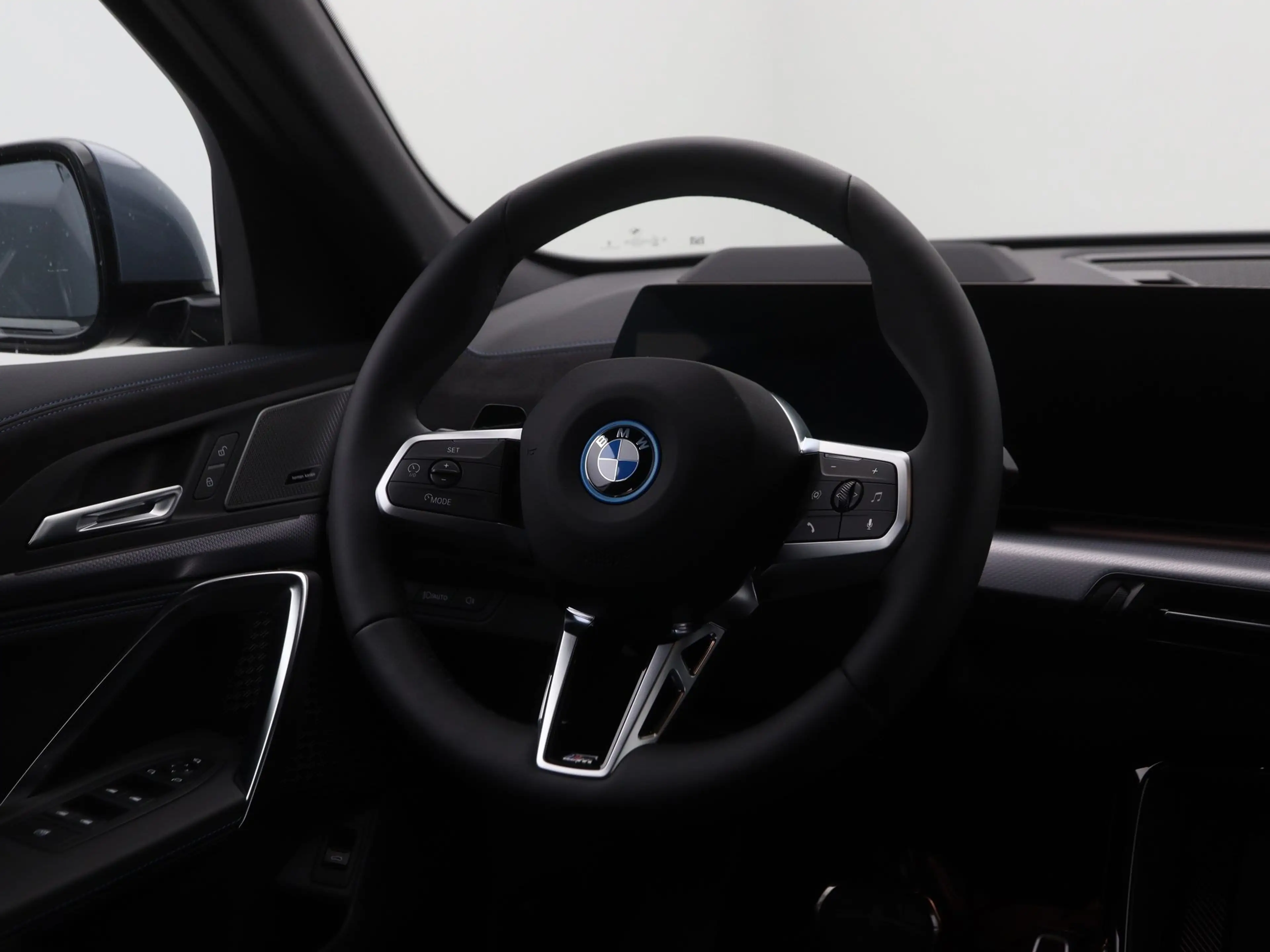 BMW iX2 eDrive20 67 kWh — photo 2
