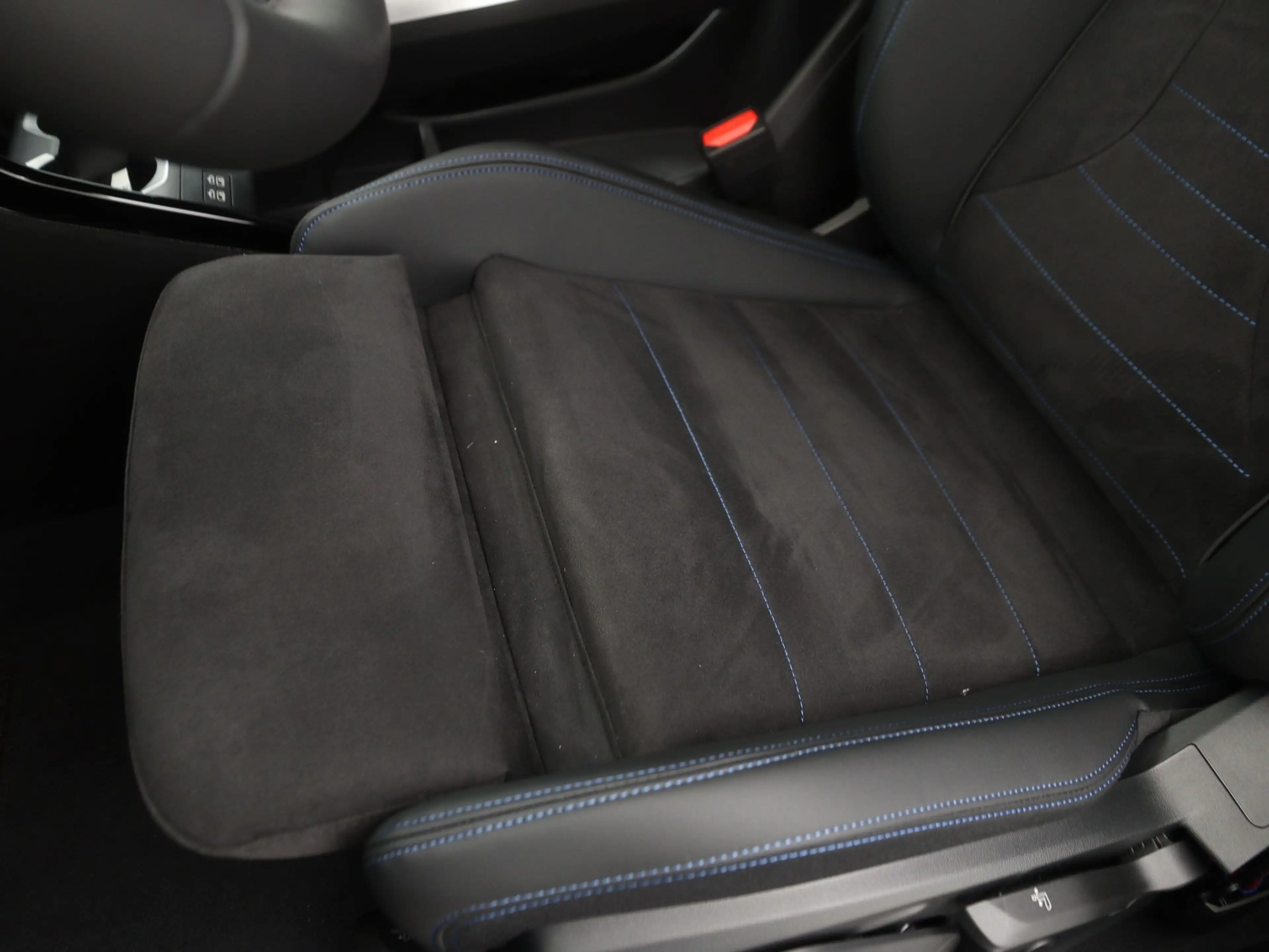 BMW iX2 eDrive20 67 kWh — photo 15