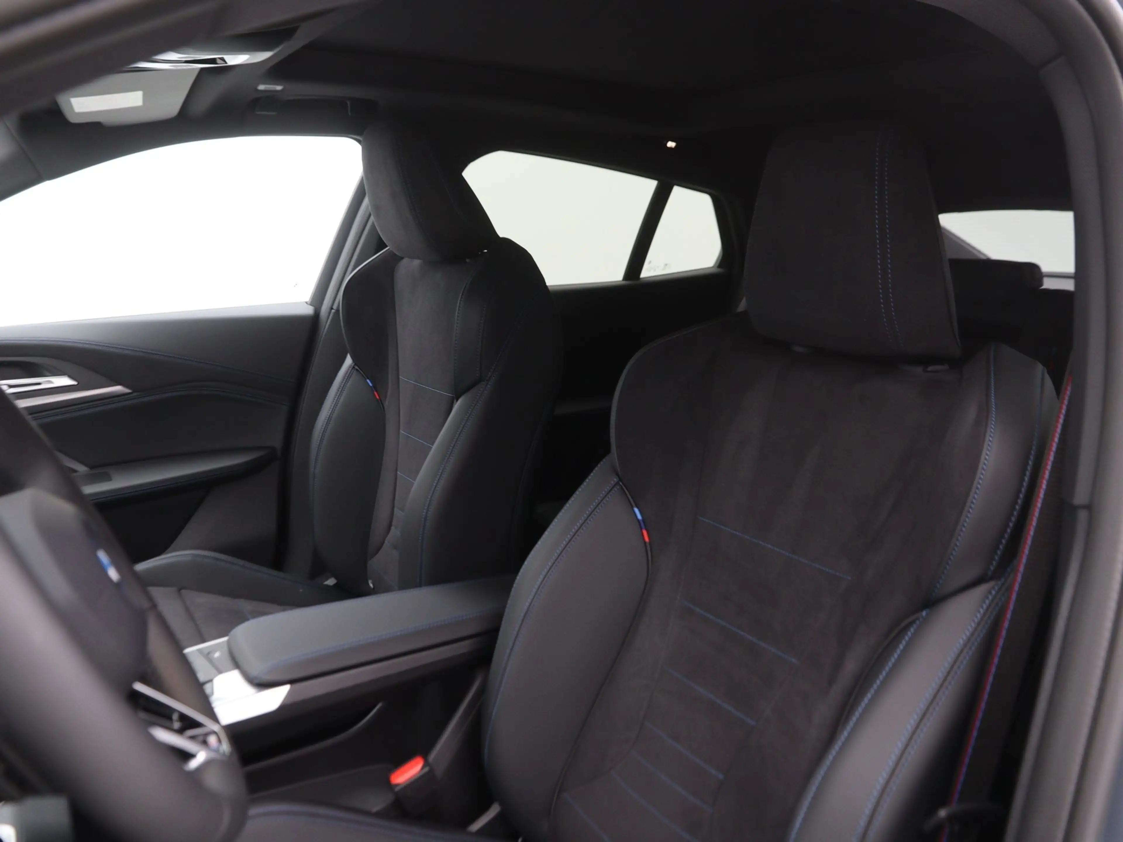 BMW iX2 eDrive20 67 kWh — photo 4
