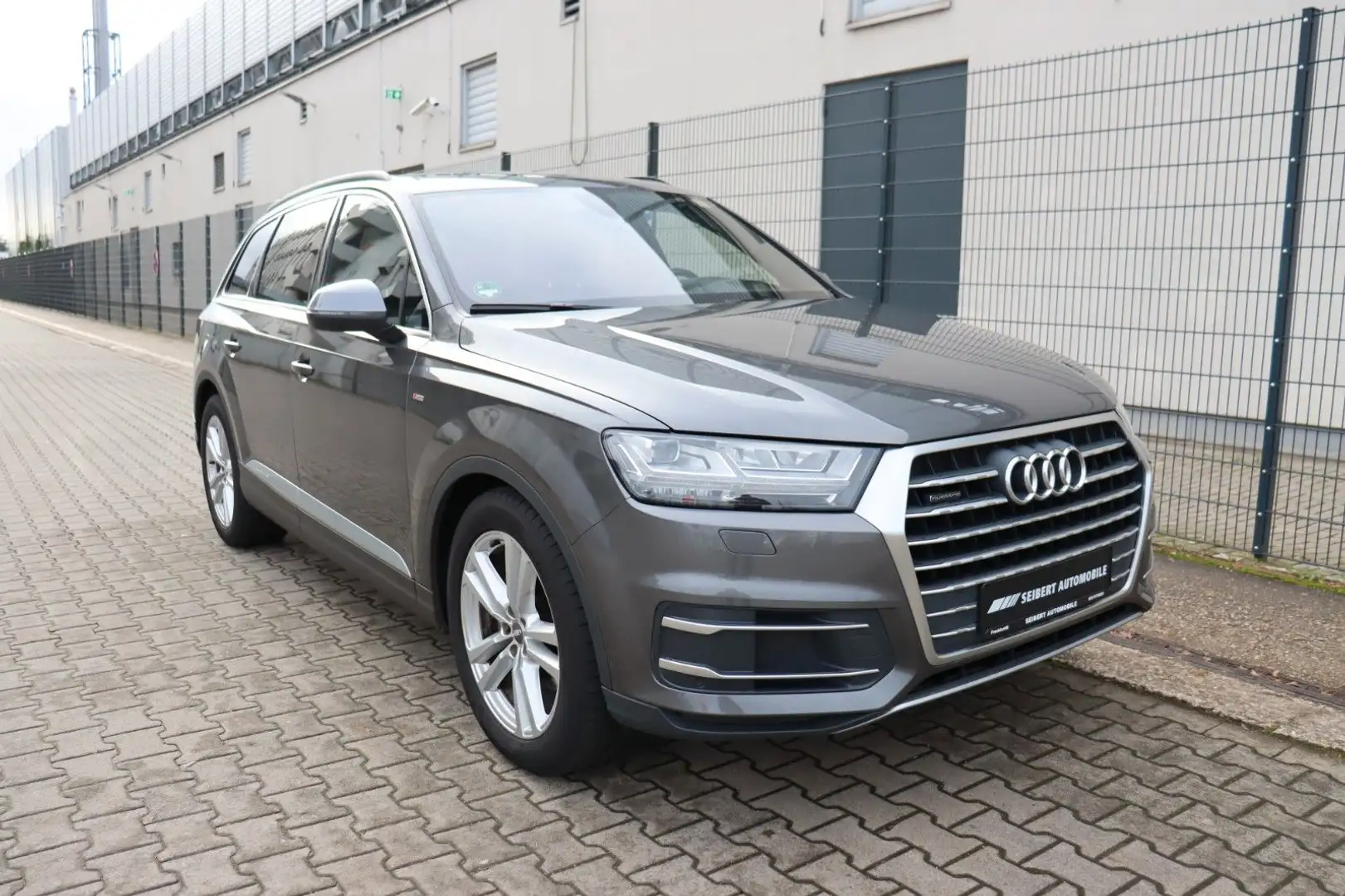 Audi Q7 3.0 TDI quattro S-Line LED/RFK/STANDHEIZ/AHK Grau - 1