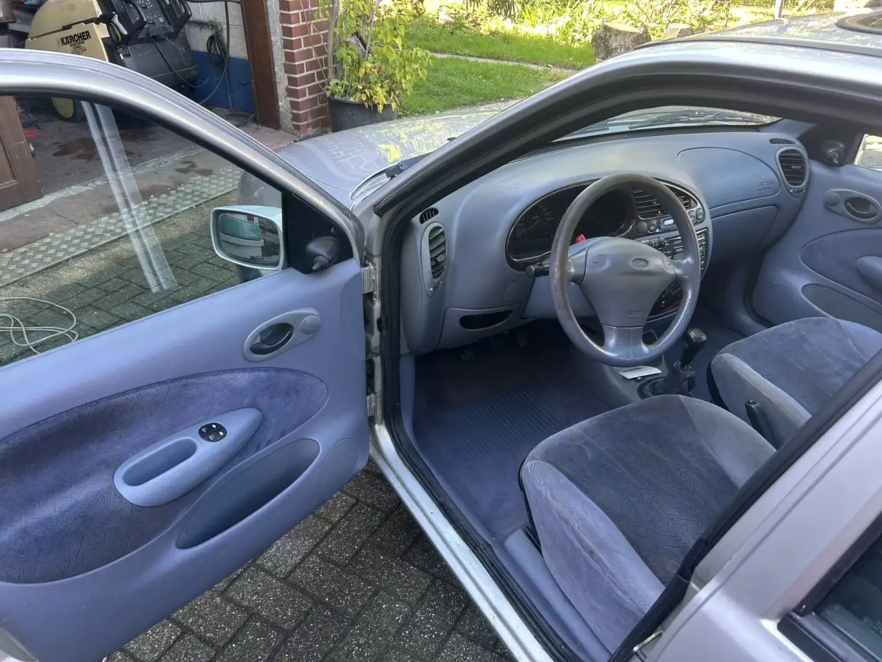 Ford Fiesta 1.8 Focus Ghia, foto 3