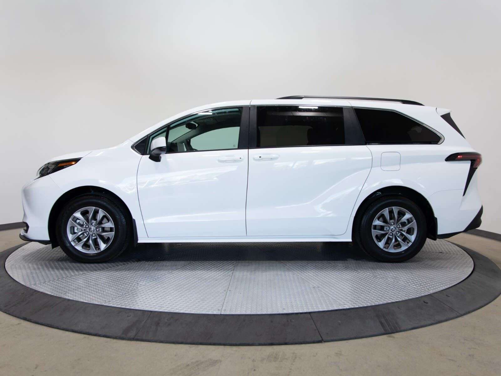2026 Toyota Sienna 8 Passenger — photo 1