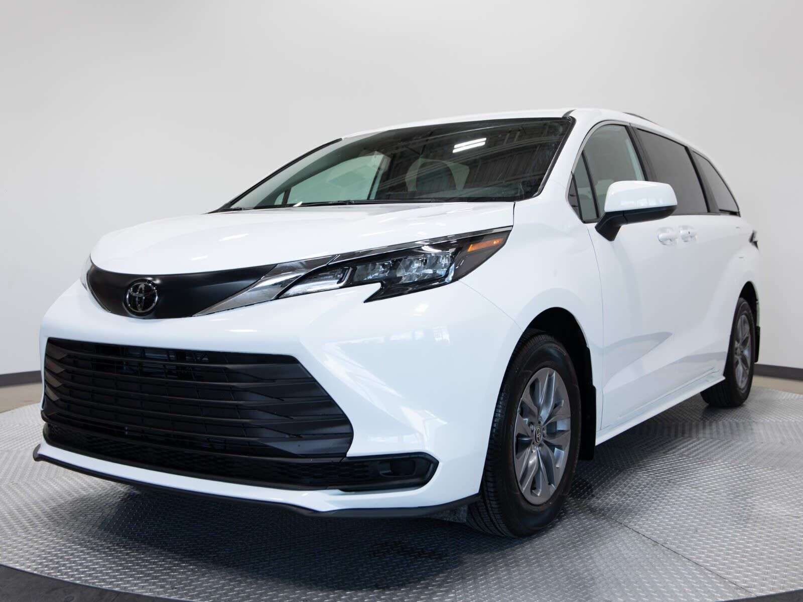 2026 Toyota Sienna LE / NO ACCIDENTS