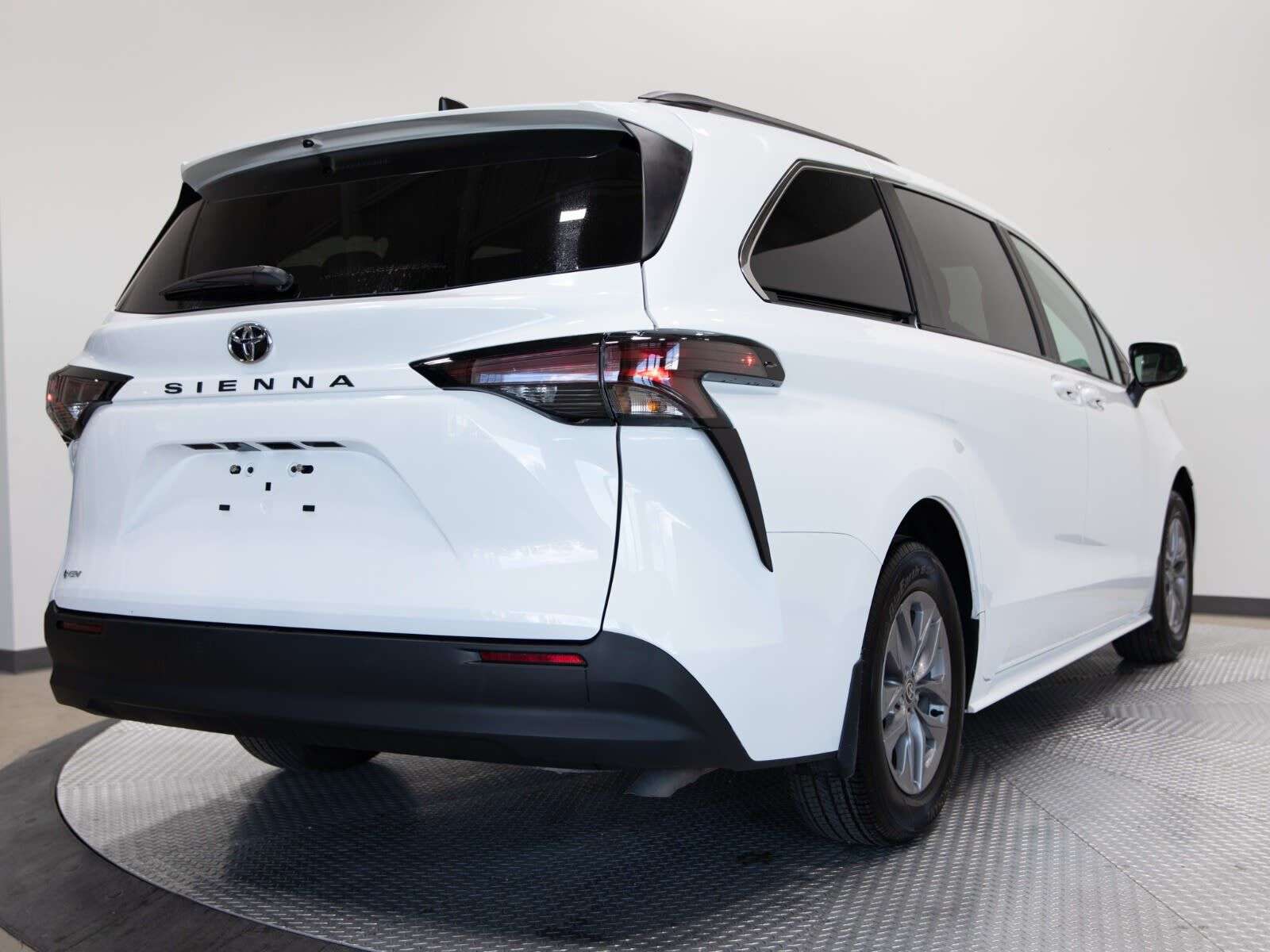 2026 Toyota Sienna 8 Passenger — photo 1