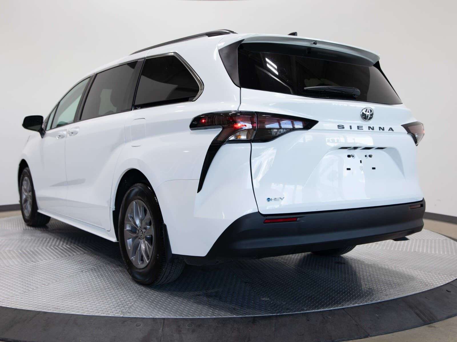 2026 Toyota Sienna 8 Passenger — photo 1