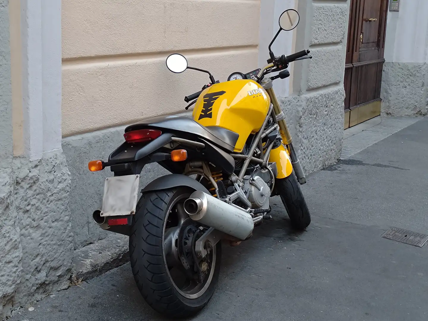 Ducati Monster 600 Gelb - 2