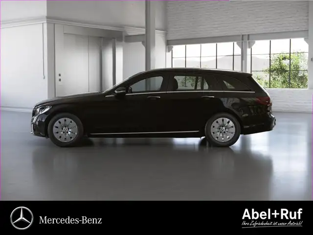Mercedes-Benz 220 view 3