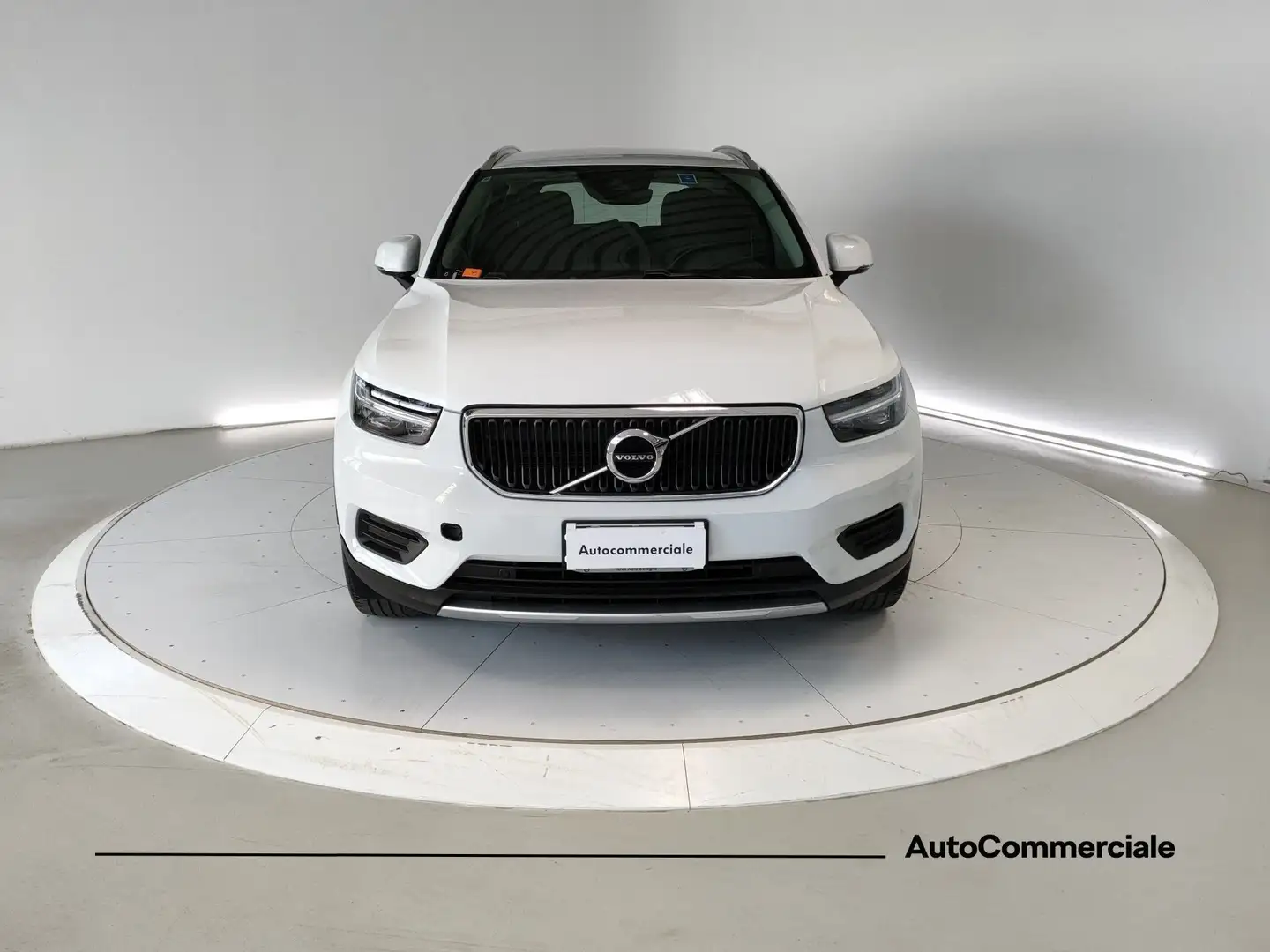 Volvo XC40 T2 Momentum Bianco - 2