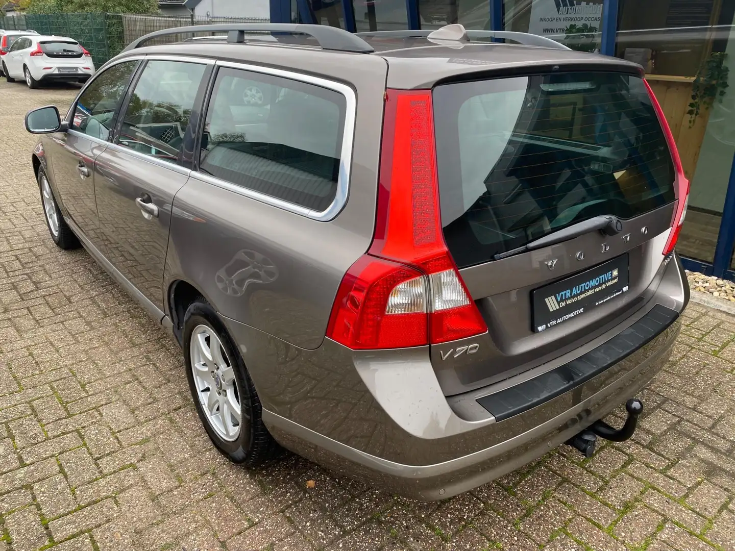 Volvo V70 2.5FT Momentum 230PK H.LEER / ECC / PDC / YOUNGTIM Bruin - 2