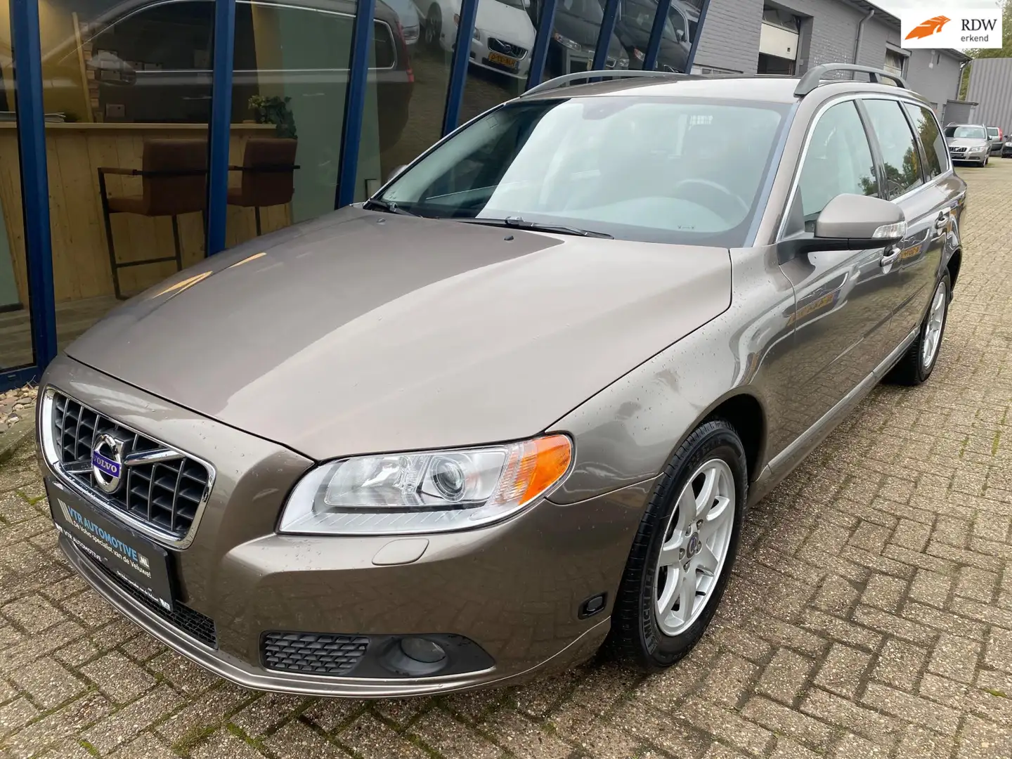 Volvo V70 2.5FT Momentum 230PK H.LEER / ECC / PDC / YOUNGTIM Bruin - 1