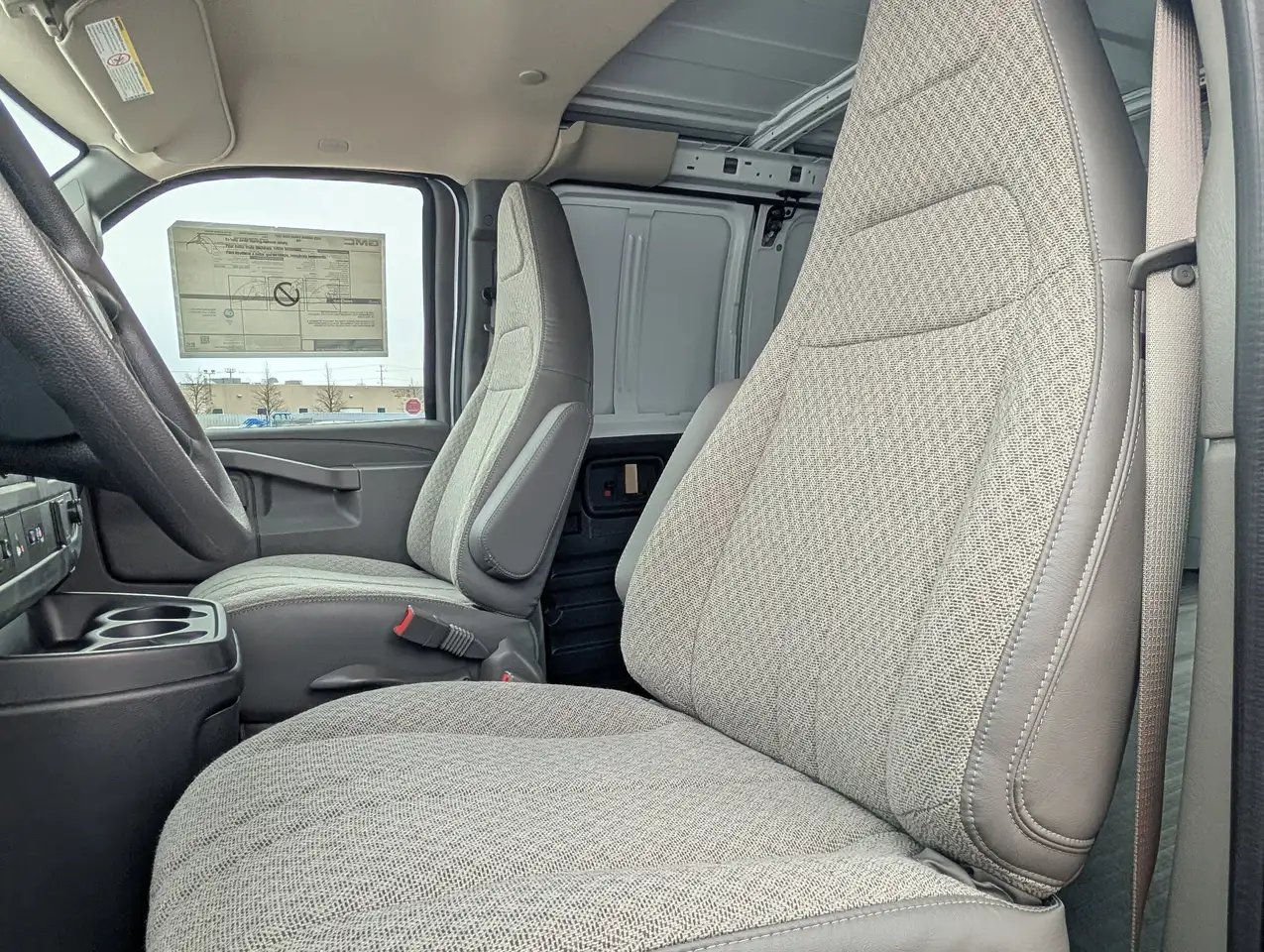 GMC Savana снимка GMC Savana