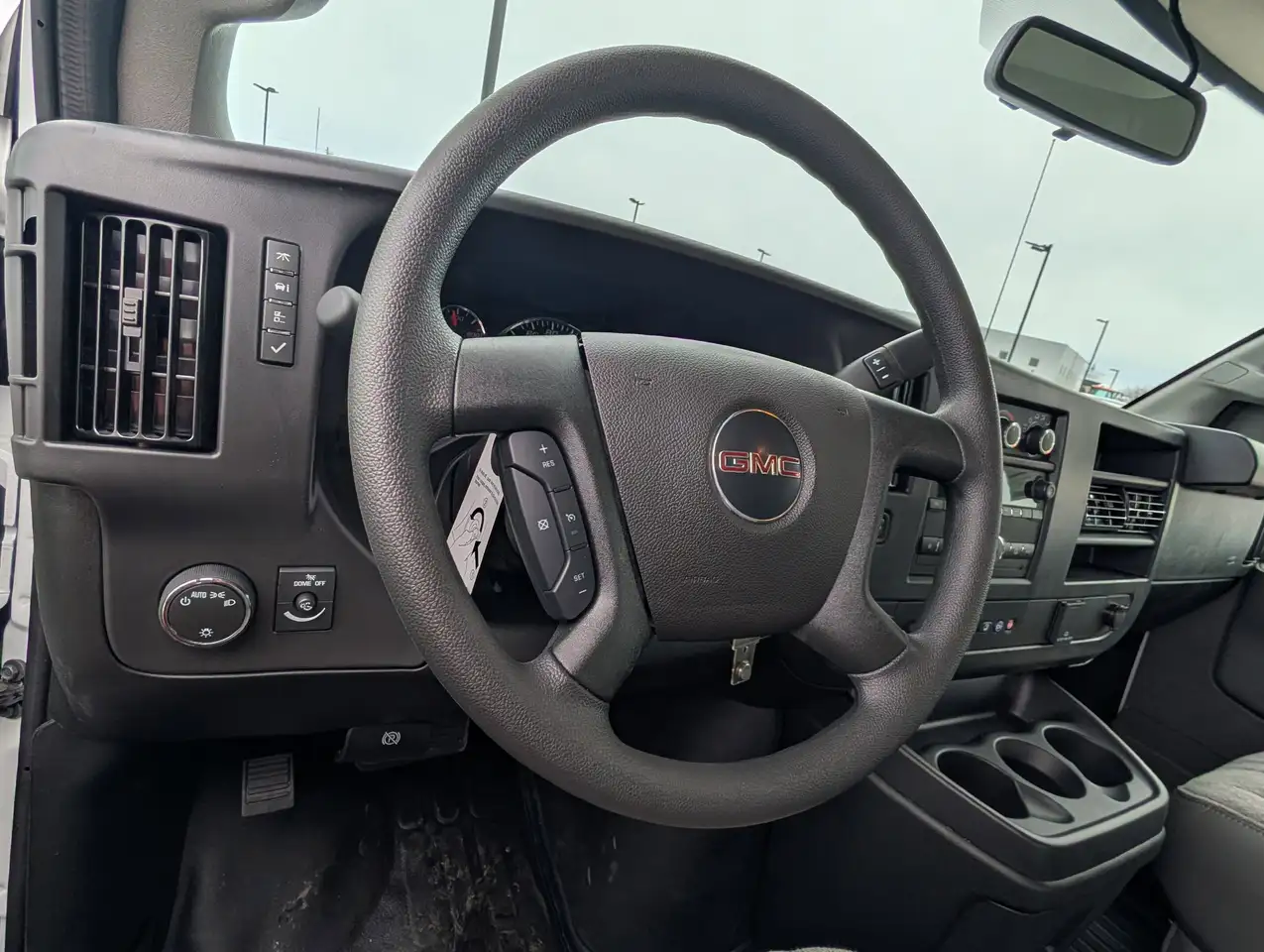 GMC Savana снимка GMC Savana