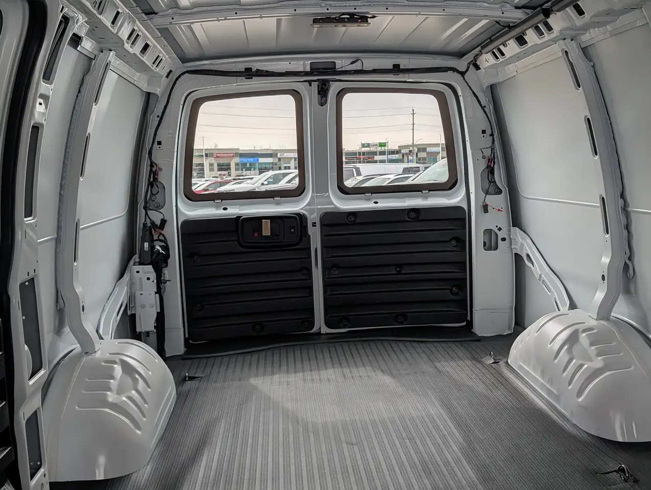 GMC Savana снимка GMC Savana