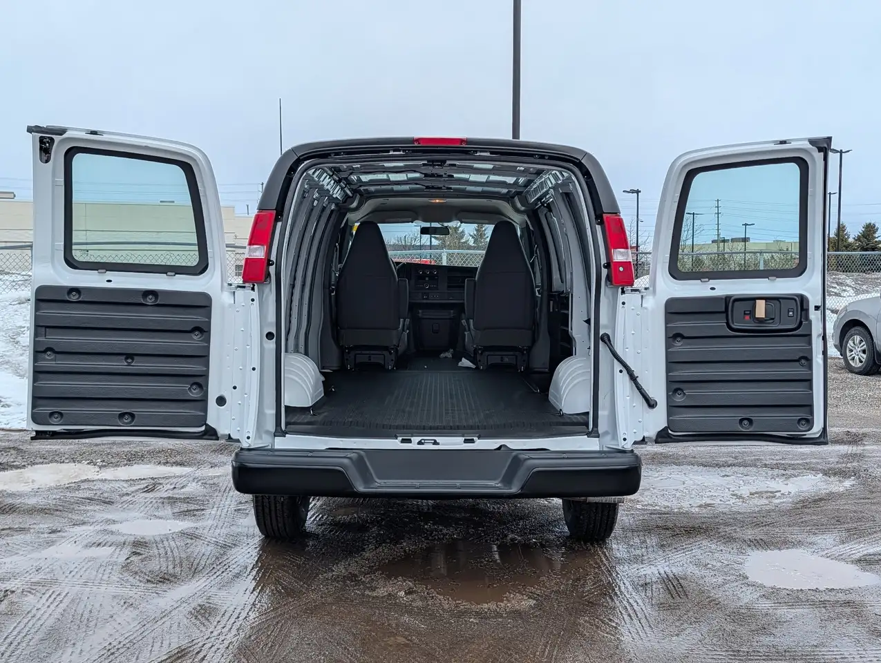 GMC Savana снимка GMC Savana