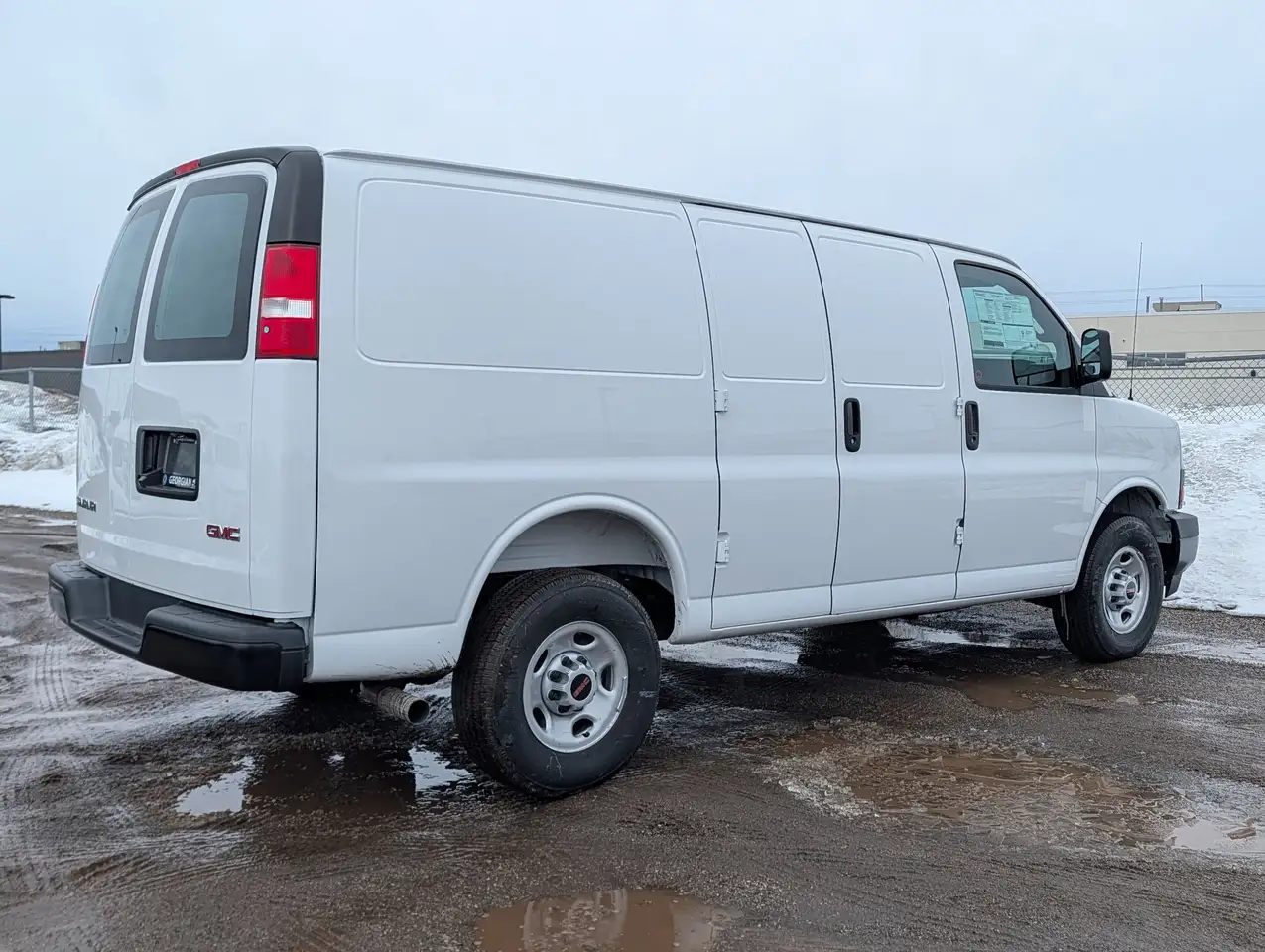 GMC Savana снимка GMC Savana
