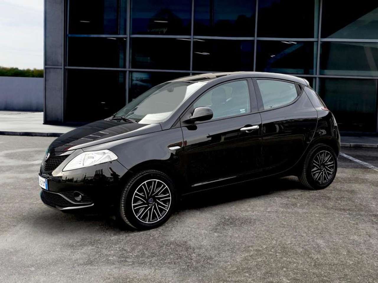 Lancia Ypsilon 1.2 BENZ 69 CV ADATTA A NEOPATENTATI