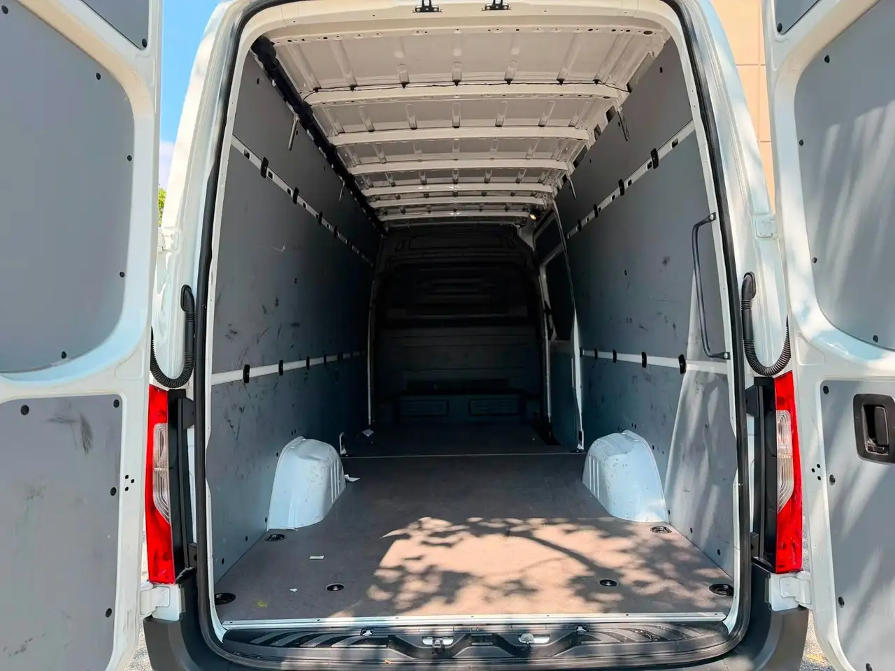 Mercedes-Benz Sprinter photo Mercedes-Benz Sprinter