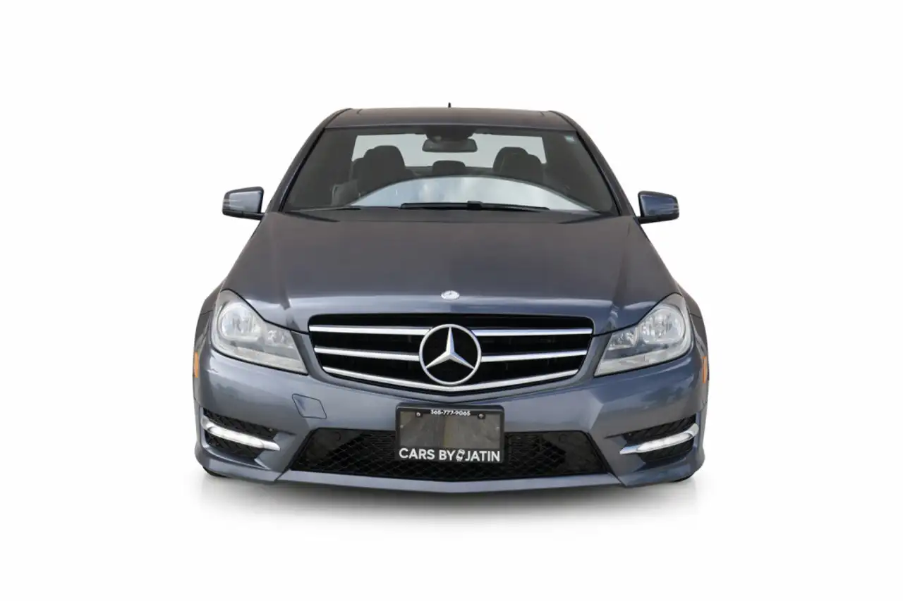 Mercedes-Benz C-Class снимка Mercedes-Benz C-Class