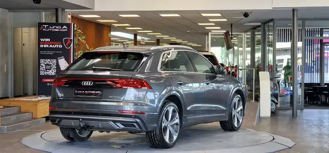 Audi Q8 view 7