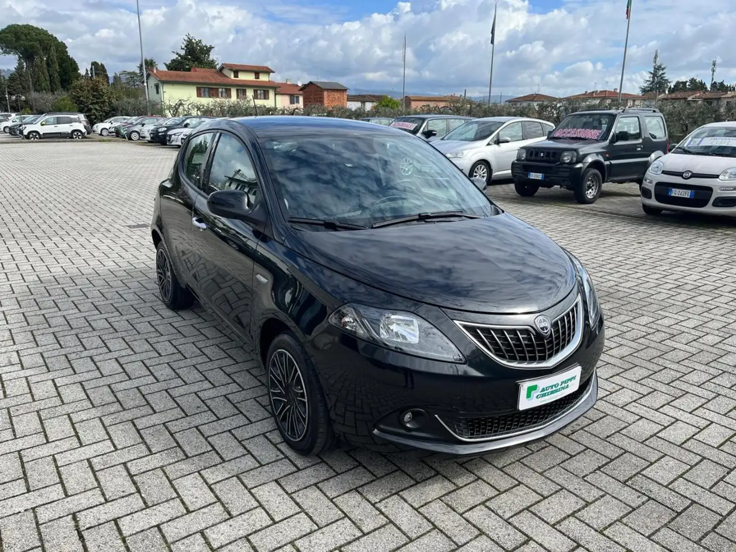 Lancia Ypsilon 1.0 FireFly 5 porte S&S Hybrid Gold Plus Nero - 1