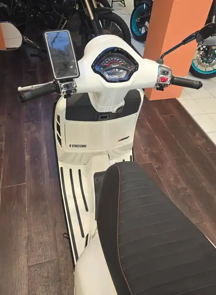 Vespa GTS Super Sport 300 - foto 5