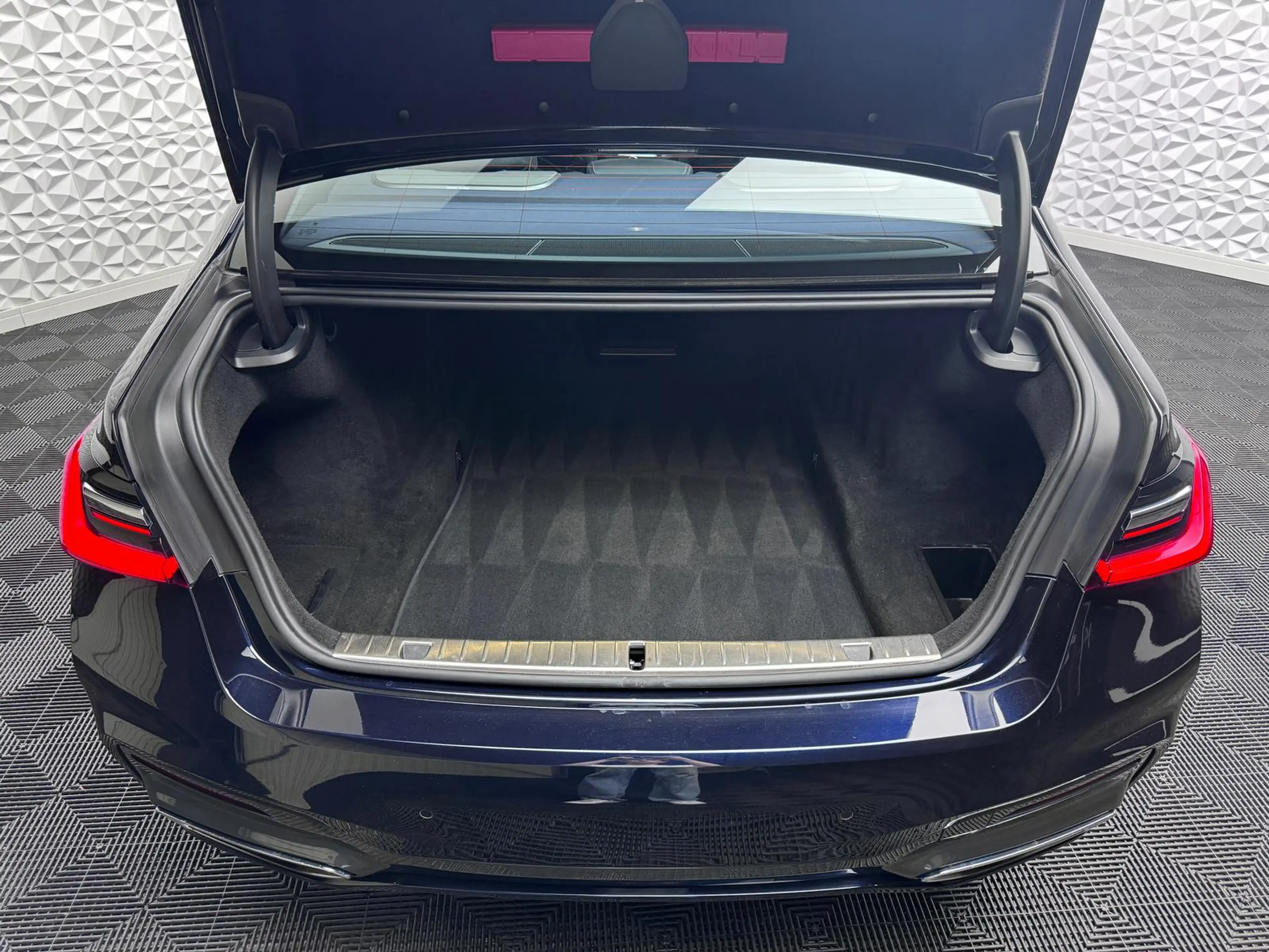 BMW 740 d XDR*M-PAKET*H&K*STANDHZG*HUD*MASSAGE*KEY*360° — photo 15