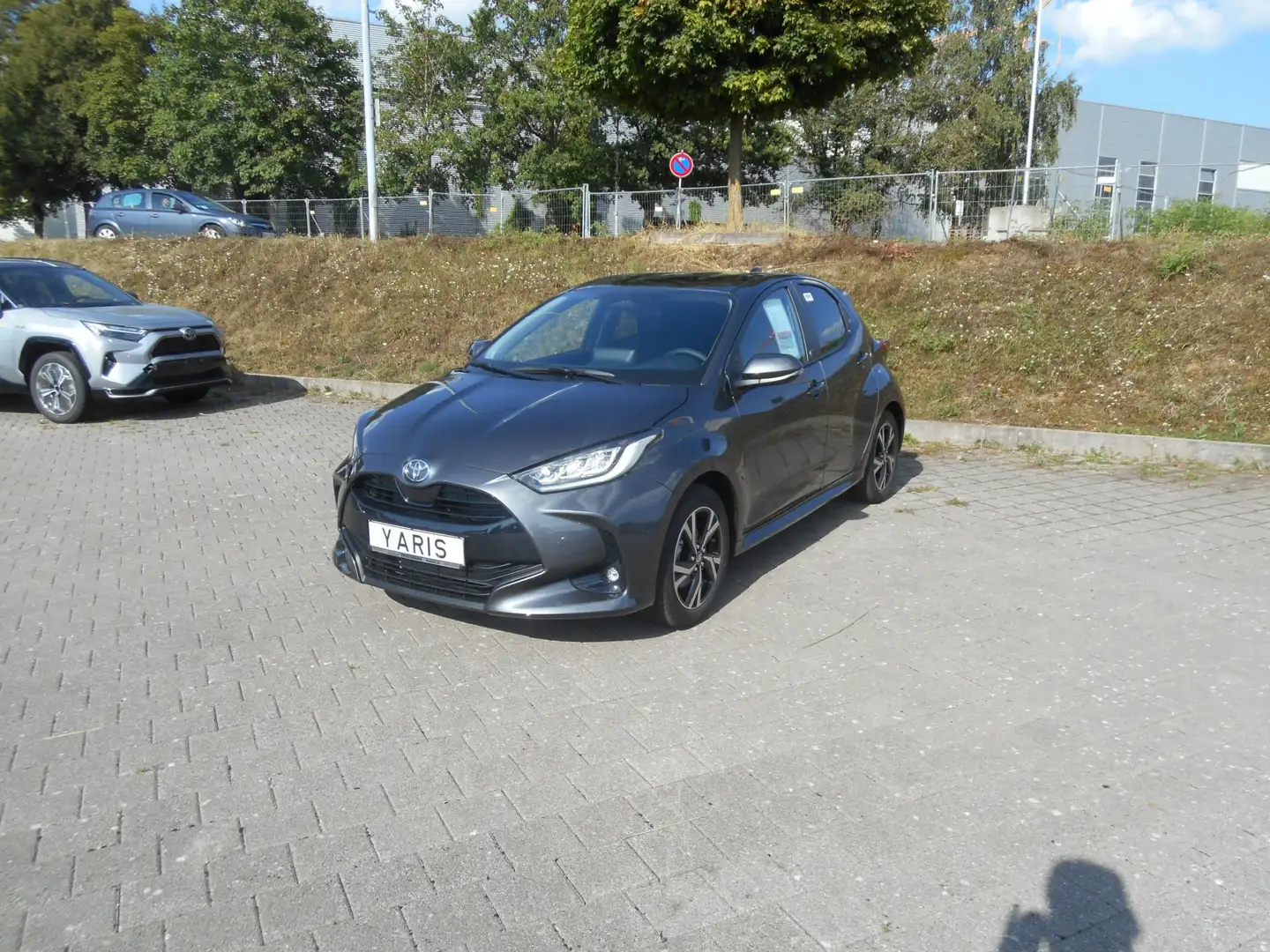 Toyota Yaris Hybrid 116 1.5 VVT-i Team Deutschland ComfortPaket Grau - 1
