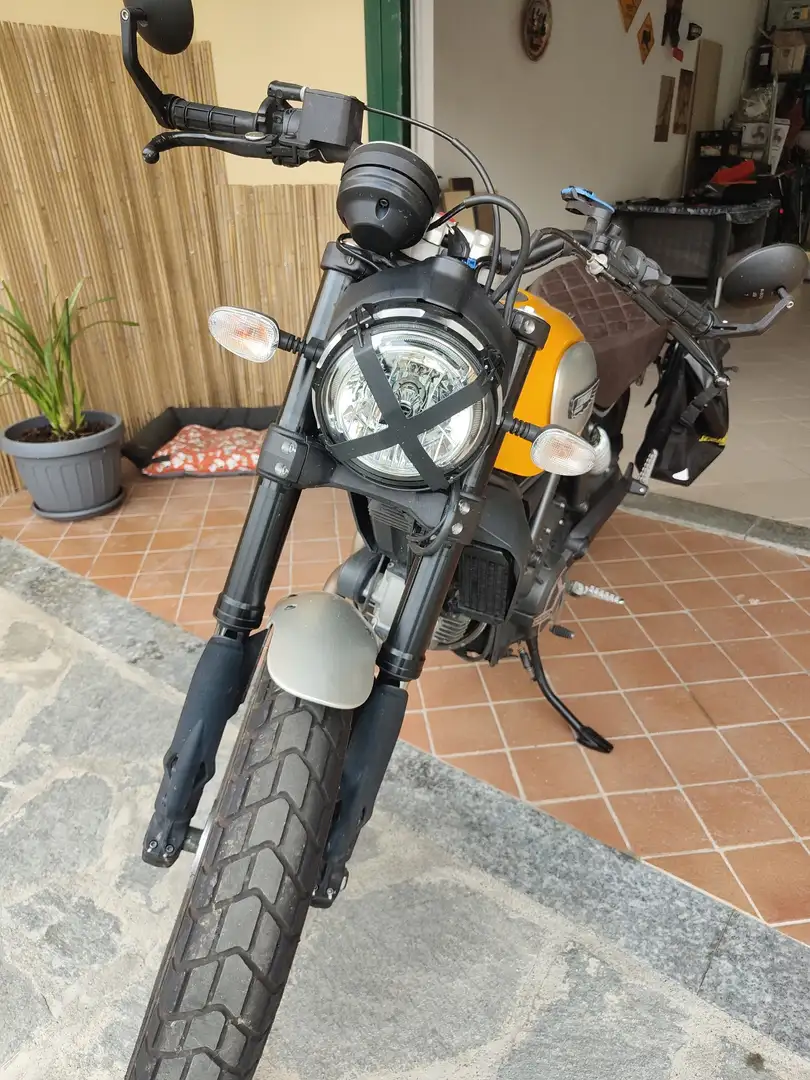 Ducati Scrambler cafè Racer Amarillo - 1