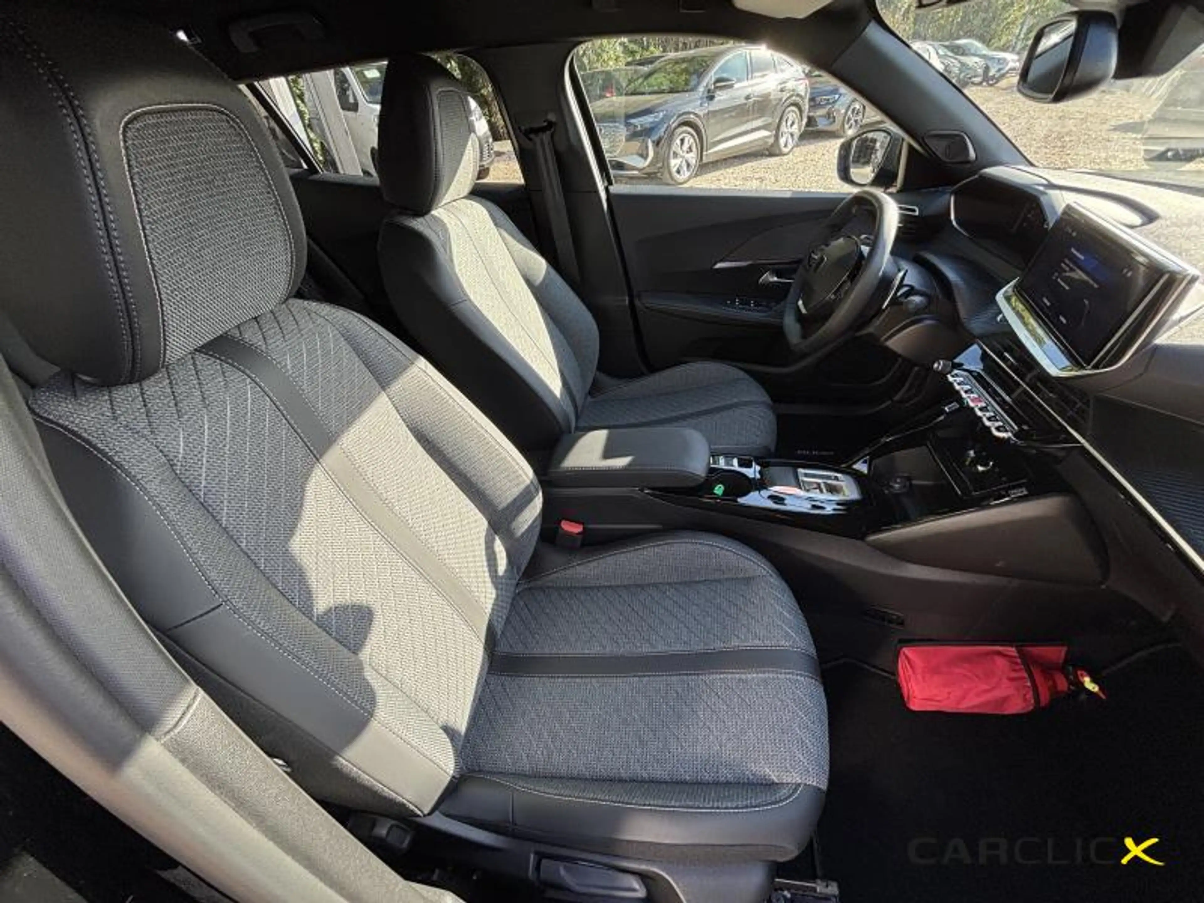 Peugeot 2008 Allure Hybrid 145 e-DSC6 — photo 9
