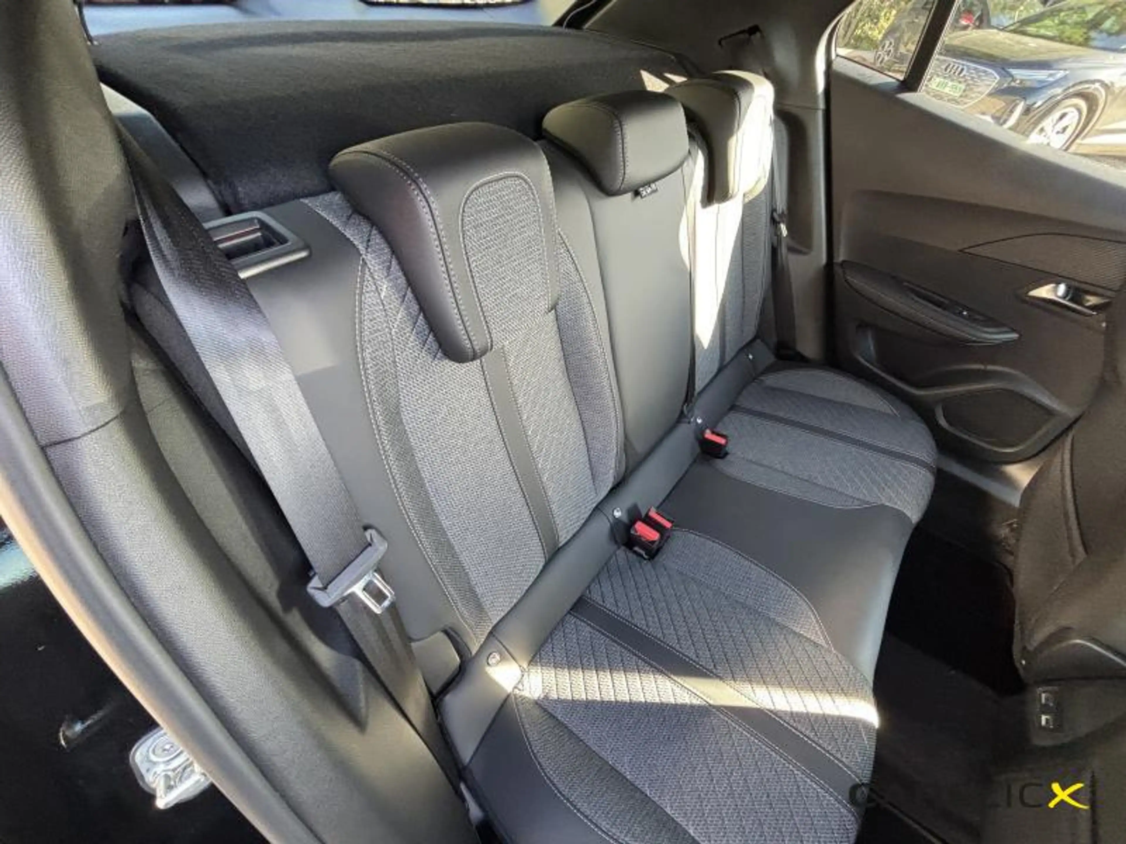 Peugeot 2008 Allure Hybrid 145 e-DSC6 — photo 10