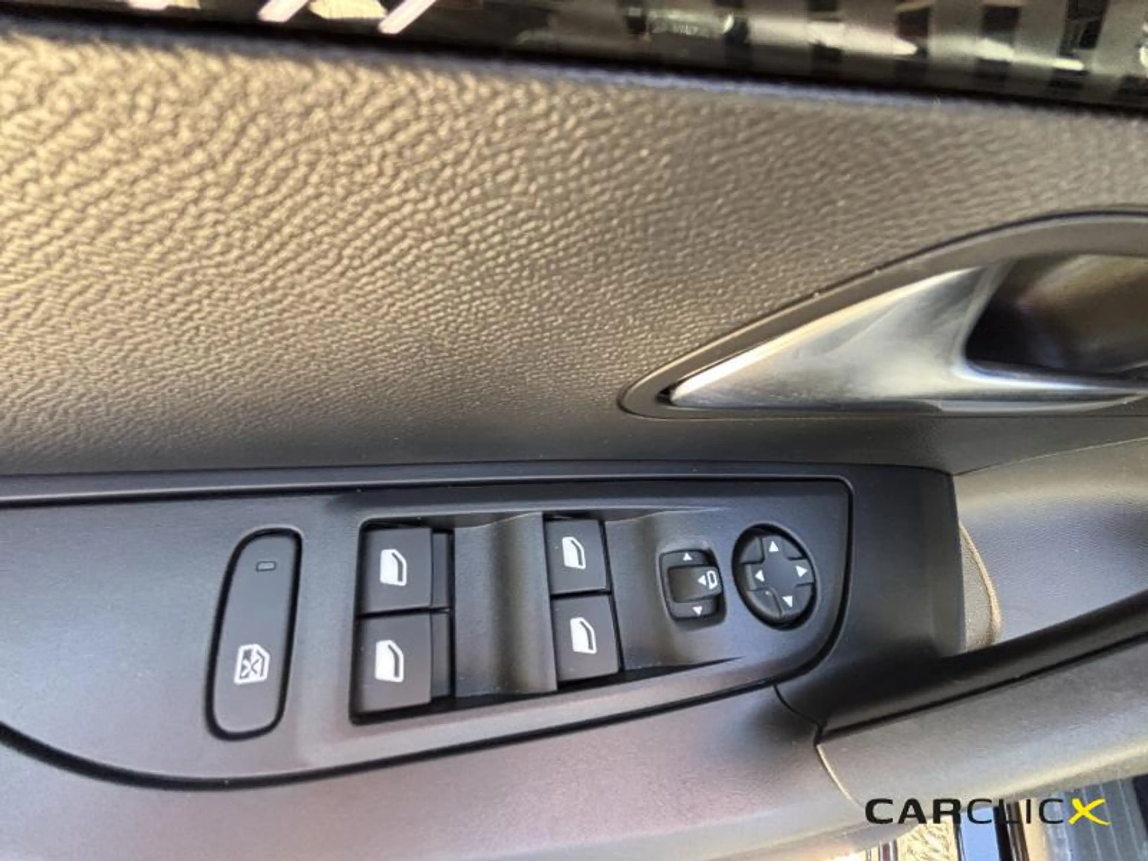 Peugeot 2008 Allure Hybrid 145 e-DSC6 — photo 13