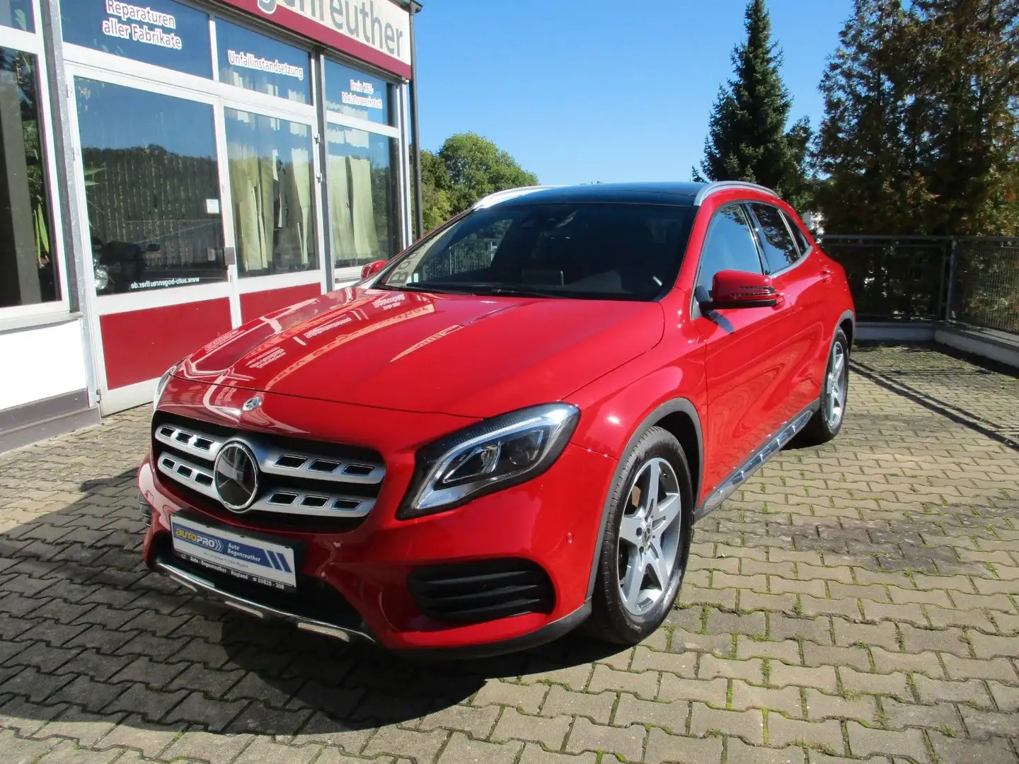 Mercedes-Benz GLA 200 GLA -Klasse +AHK+Allrad+AMG Rot - 1