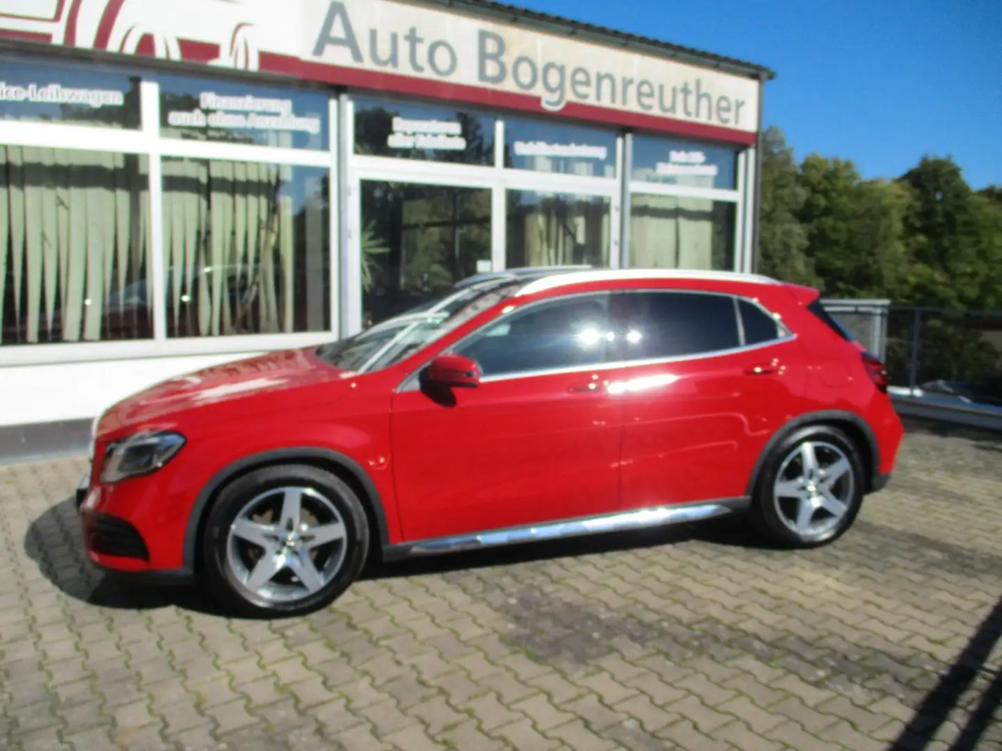Mercedes-Benz GLA 200 GLA -Klasse +AHK+Allrad+AMG Rot - 2
