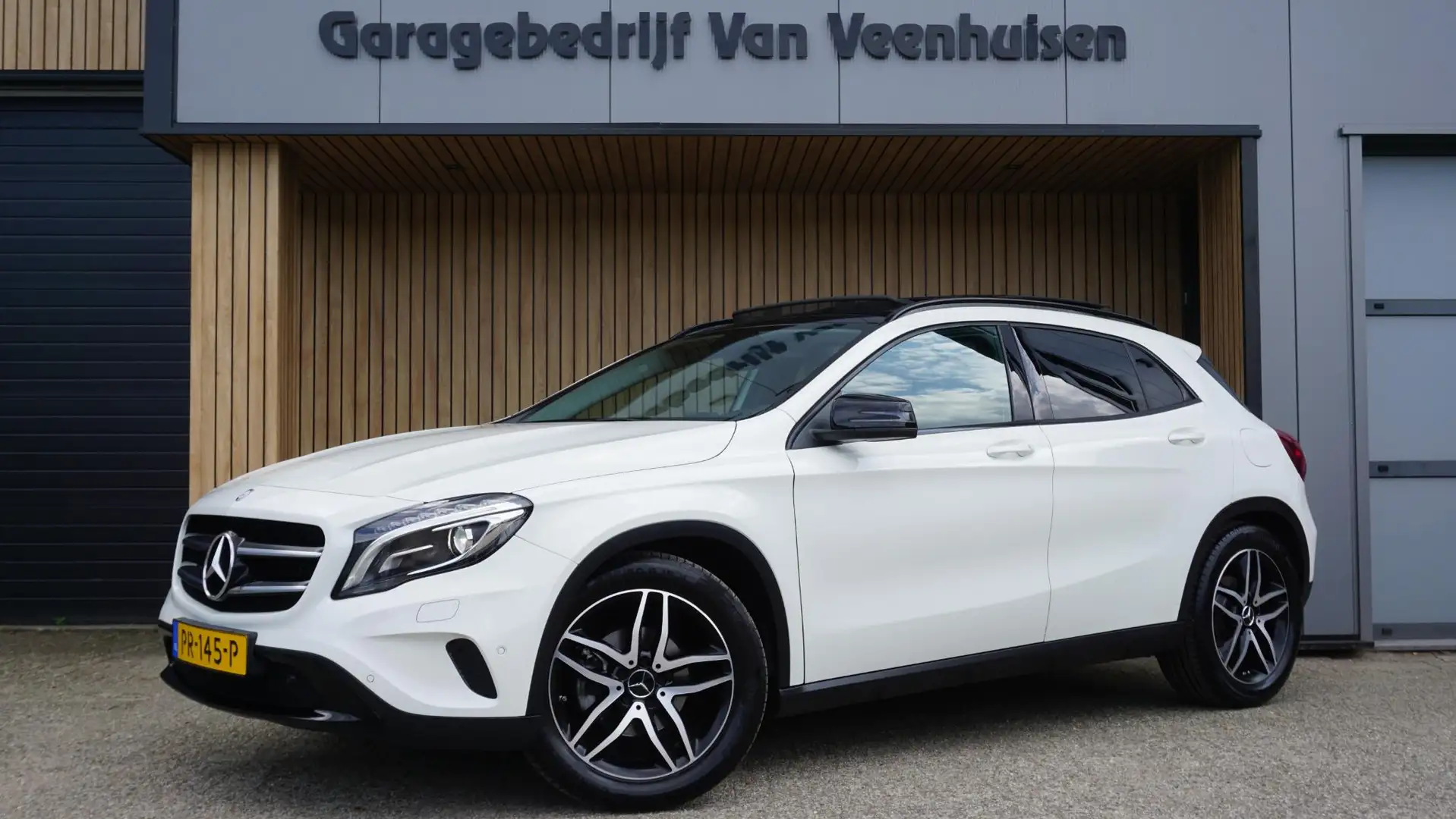 Mercedes-Benz GLA 200 157pk Ambition Urban Pack & Night Pack Pano.dak Af Wit - 1