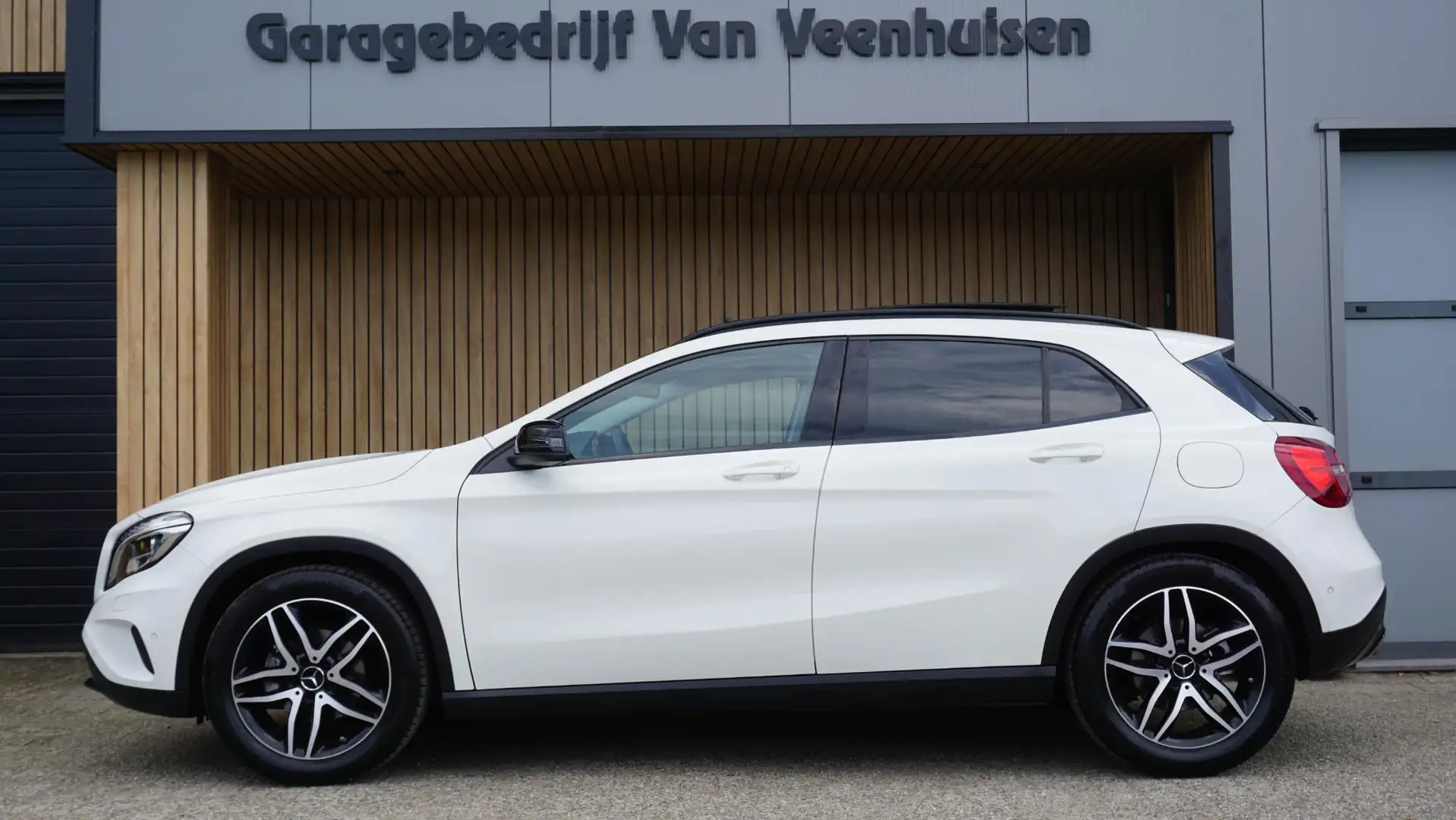 Mercedes-Benz GLA 200 157pk Ambition Urban Pack & Night Pack Pano.dak Af Wit - 2