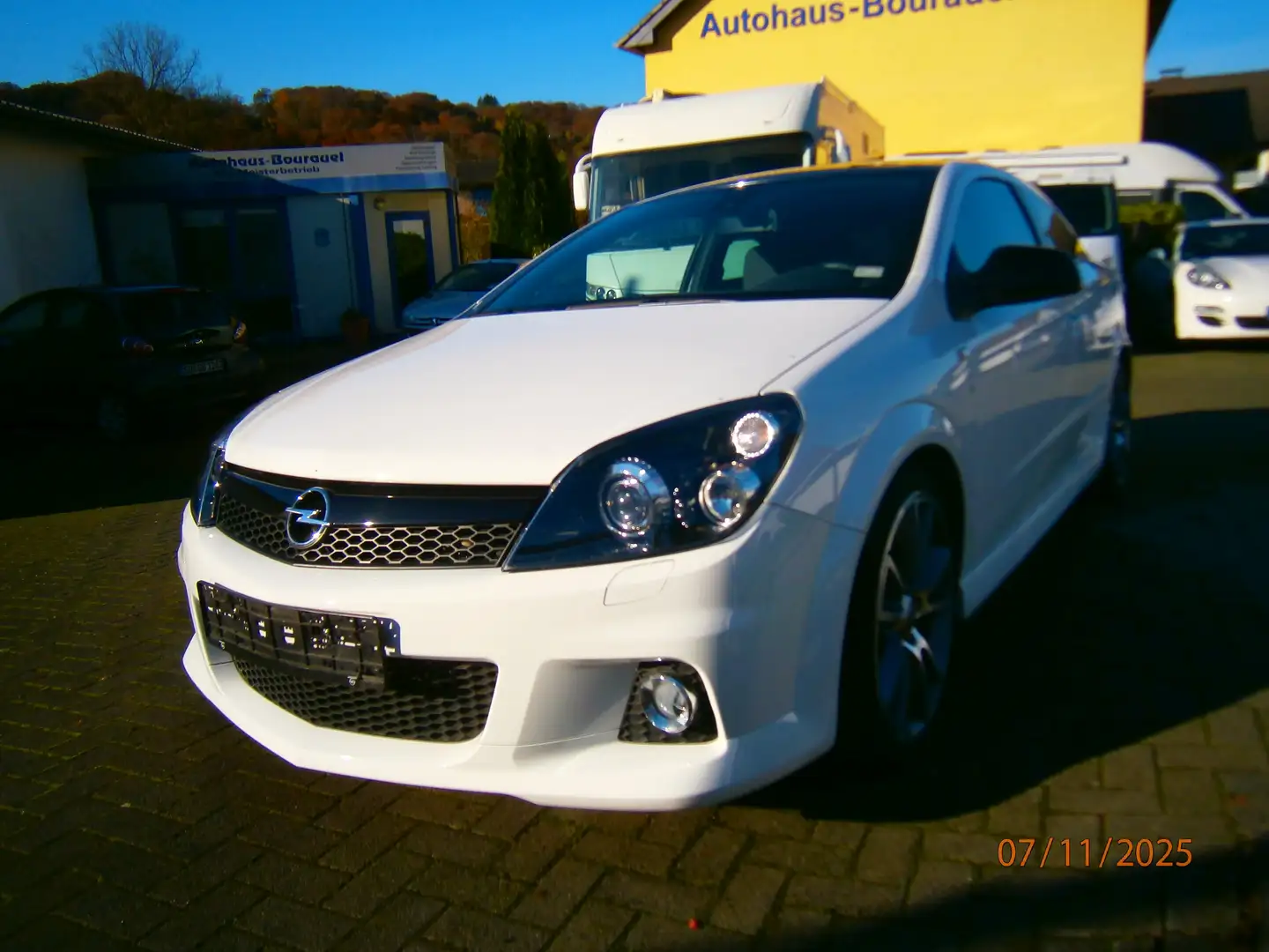 Opel Astra OPC Race Camp Wit - 2